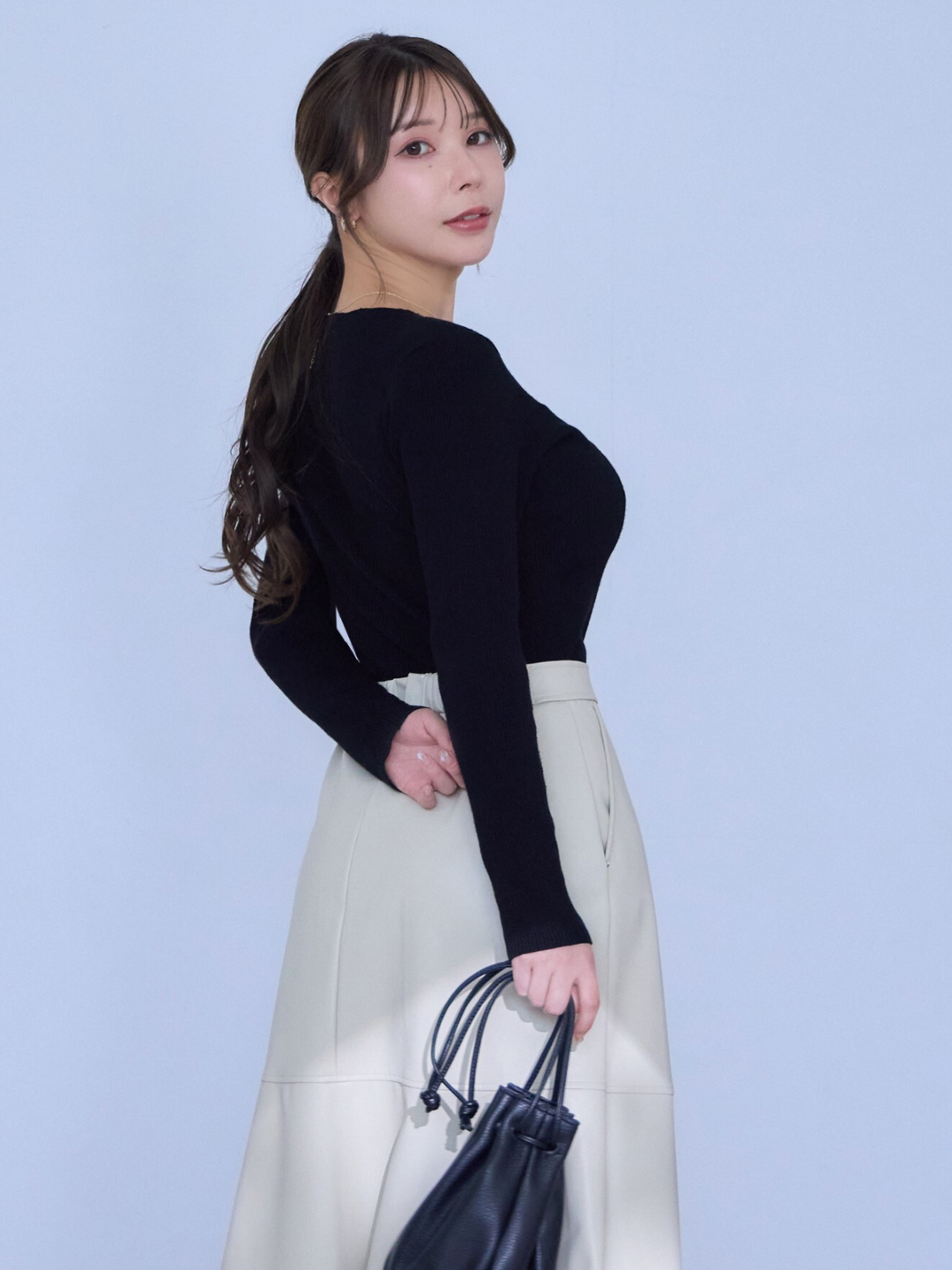 Vネックパネルニット：ブラック│胸が大きな女性のためのファッション