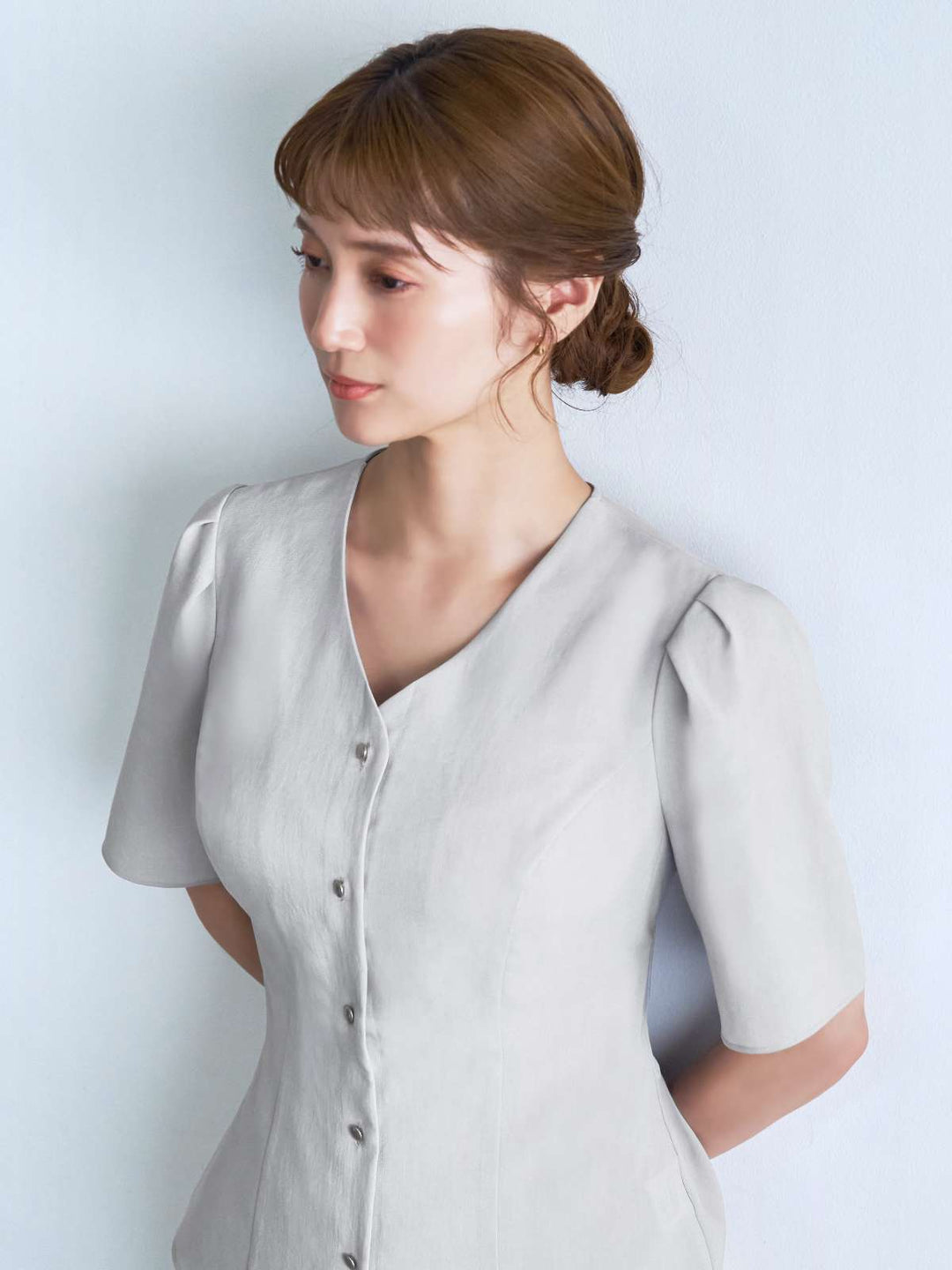 リネンライクVネックブラウス：アッシュグレー│胸が大きな女性