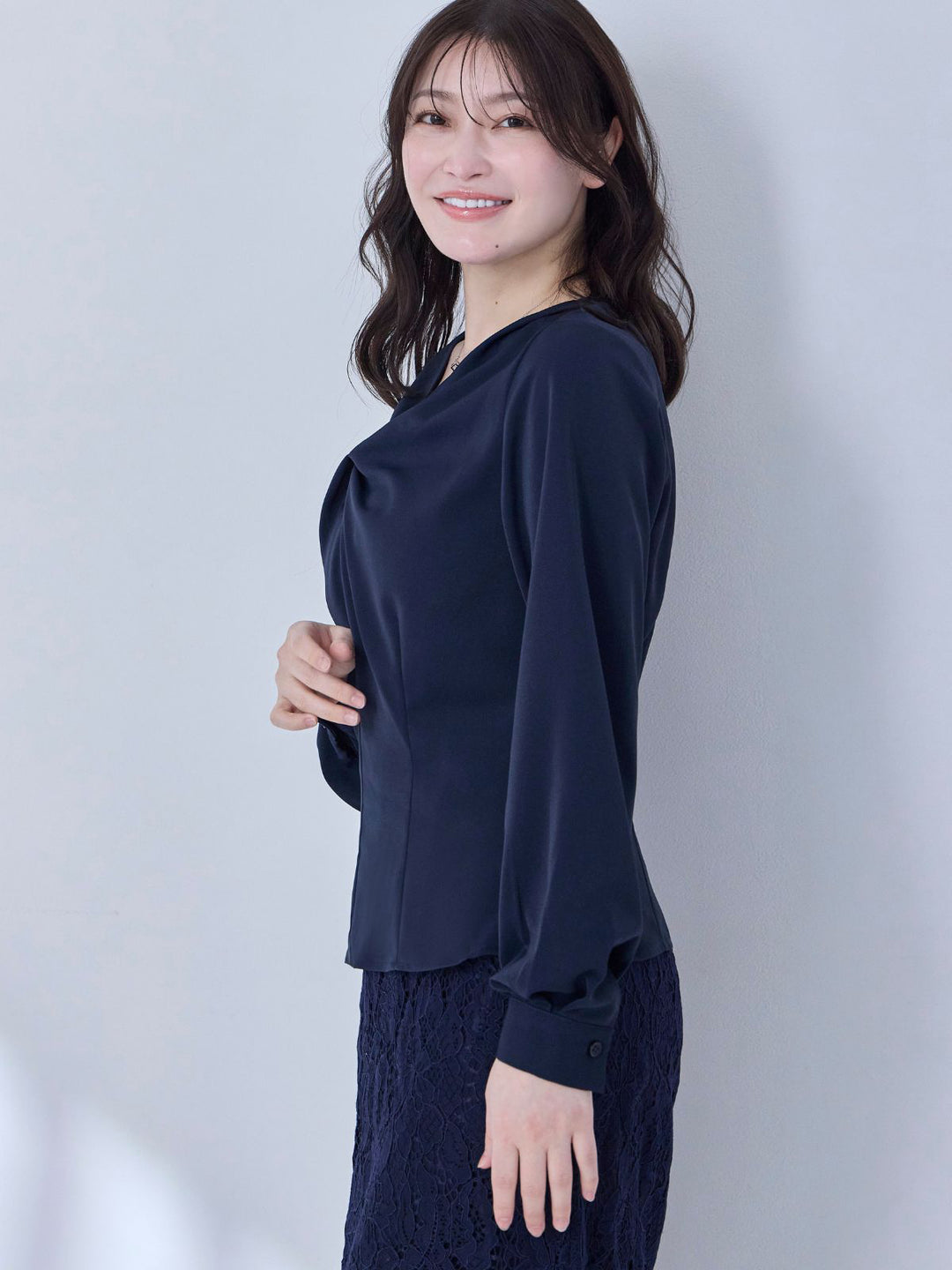 フロントツイストブラウス：ダークネイビー│胸が大きな女性のための