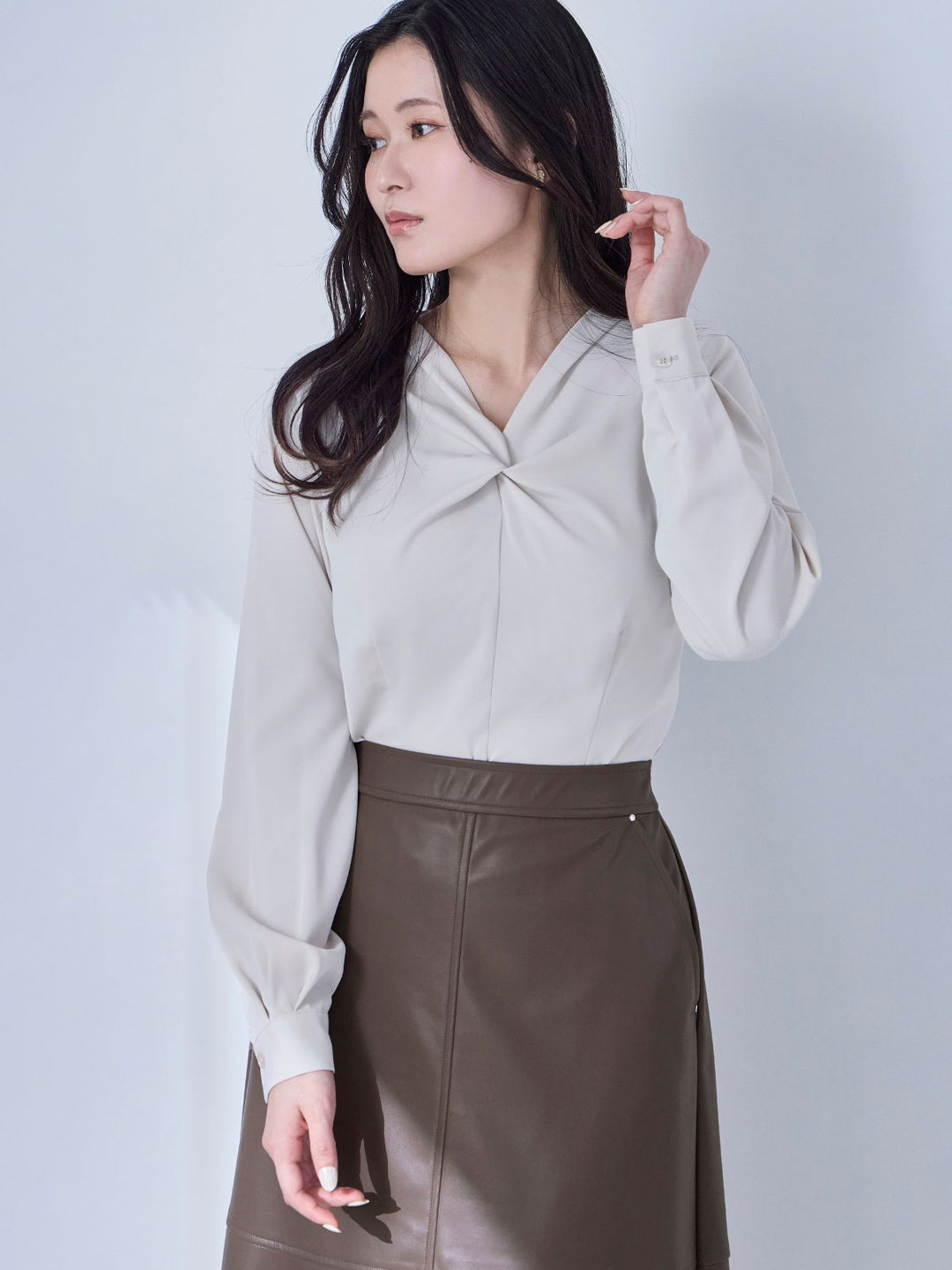 【完売品/未使用】overE フロントツイストブラウス　96 エクリュ フロントツイストブラウス：エクリュ│胸が大きな女性のための