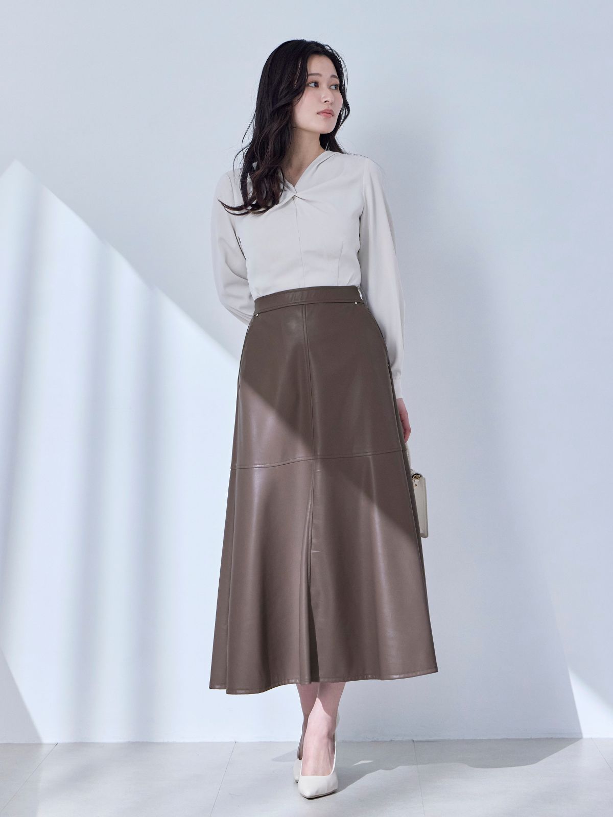 【完売品/未使用】overE フロントツイストブラウス　96 エクリュ フロントツイストブラウス：エクリュ│胸が大きな女性のための