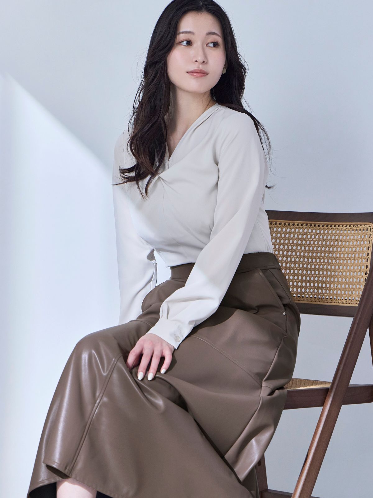 フロントツイストブラウス：エクリュ│胸が大きな女性のための