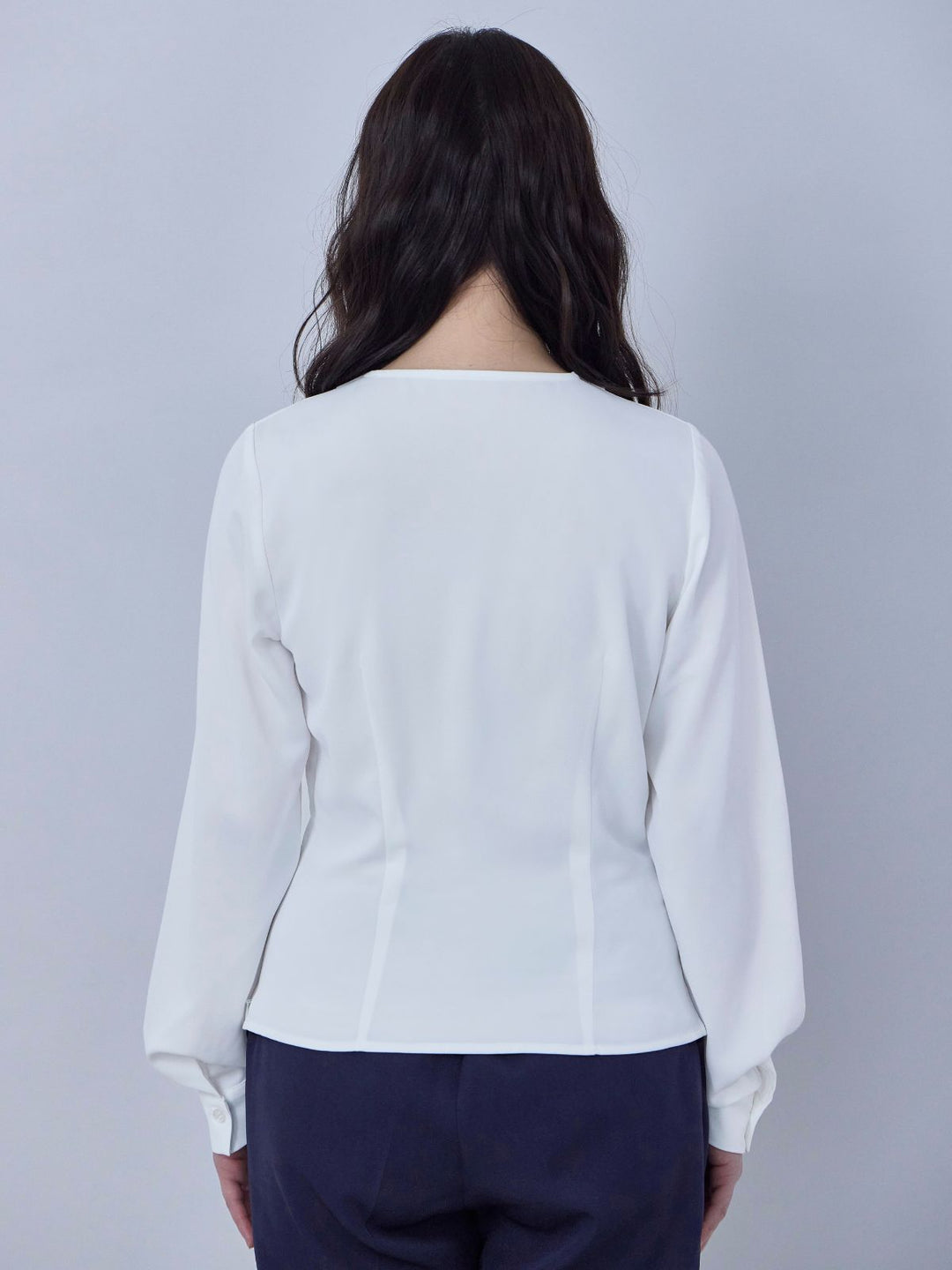 フロントツイストブラウス：ホワイト│胸が大きな女性のための