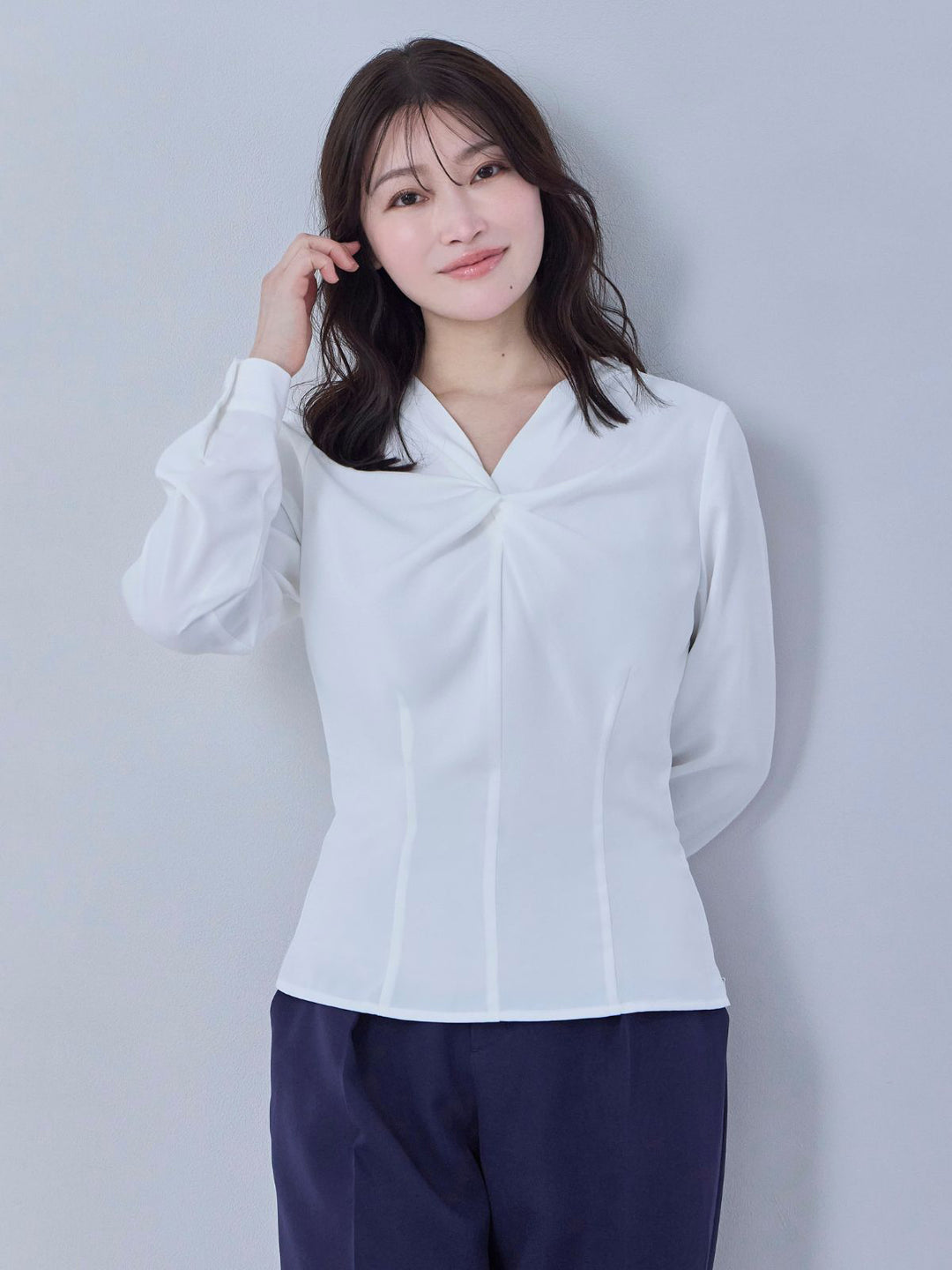 フロントツイストブラウス：ホワイト│胸が大きな女性のための