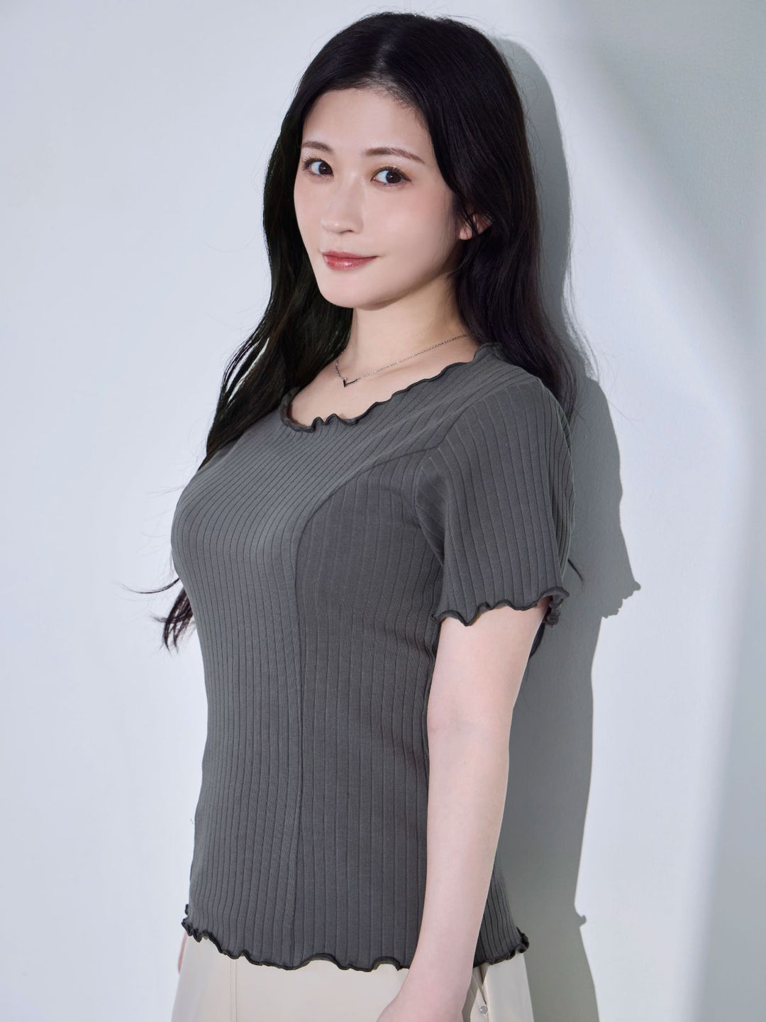 メローワイドテレコパネルカットソー：チャコール│胸が大きな女性の