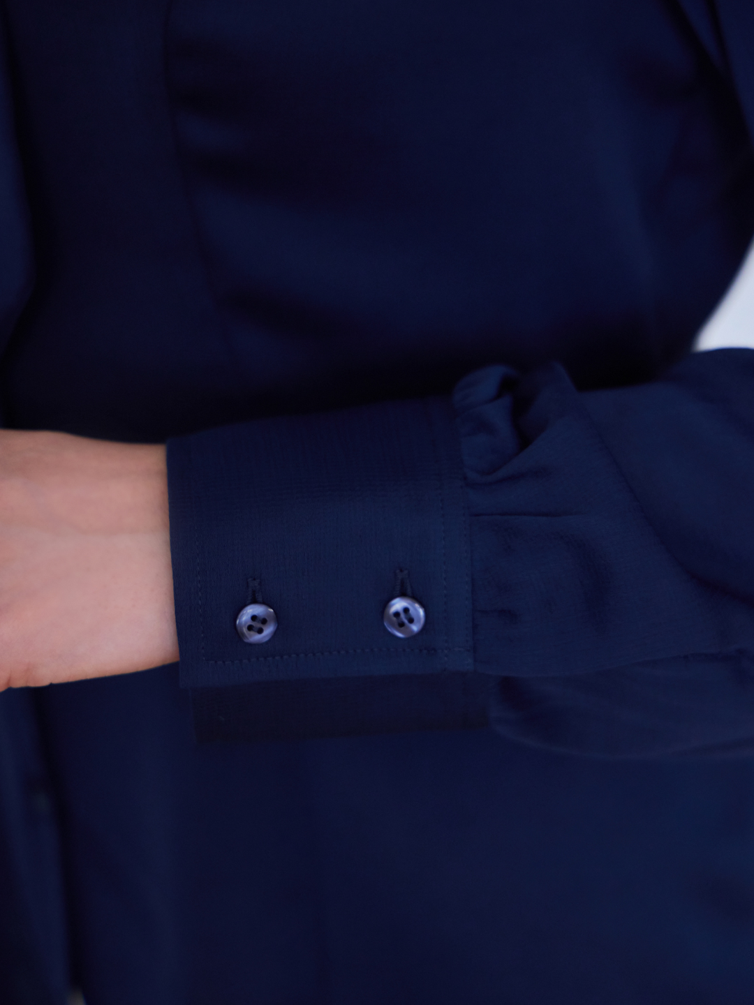 ボウタイブラウス 24AW:華紺│胸が大きな女性のためのファッション ボウタイブラウス 24AW:華紺│胸が大きな女性のためのファッション