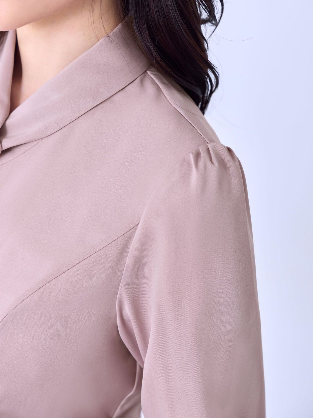 ループボウタイブラウス 25SS：くすみピンク│胸が大きな女性の
