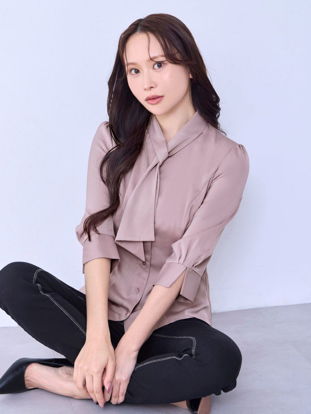 ループボウタイブラウス 25SS：くすみピンク│胸が大きな女性の