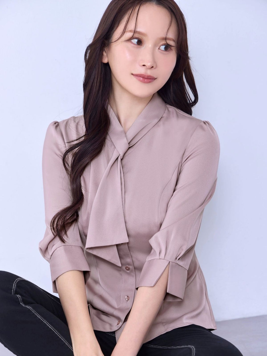 ループボウタイブラウス 25SS：くすみピンク│胸が大きな女性の