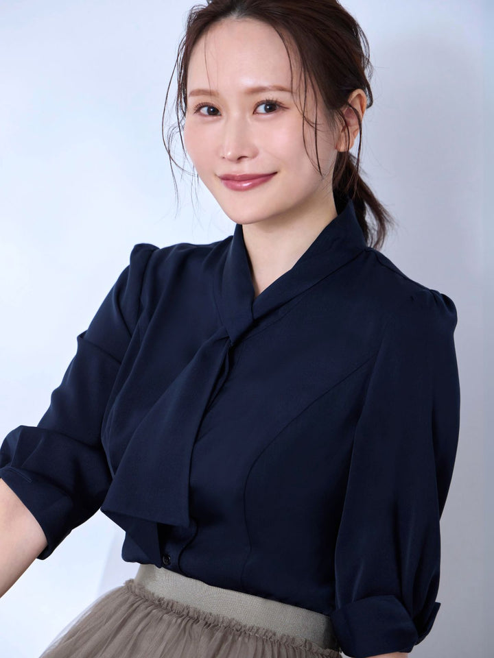 ループボウタイブラウス 25SS：ネイビー│胸が大きな女性のため