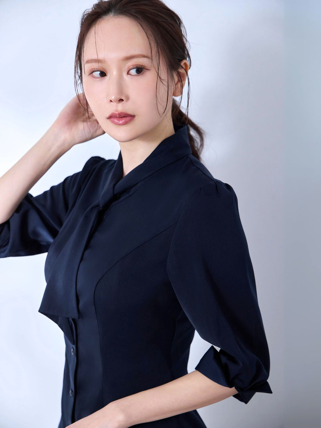 ループボウタイブラウス 25SS：ネイビー│胸が大きな女性のため
