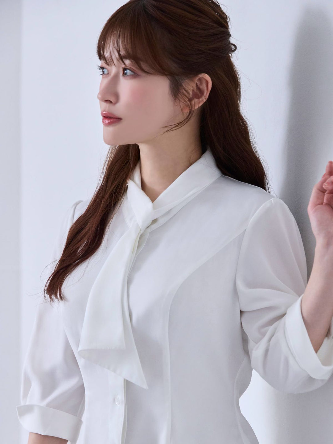 ループボウタイブラウス 25SS：ホワイト│胸が大きな女性のための