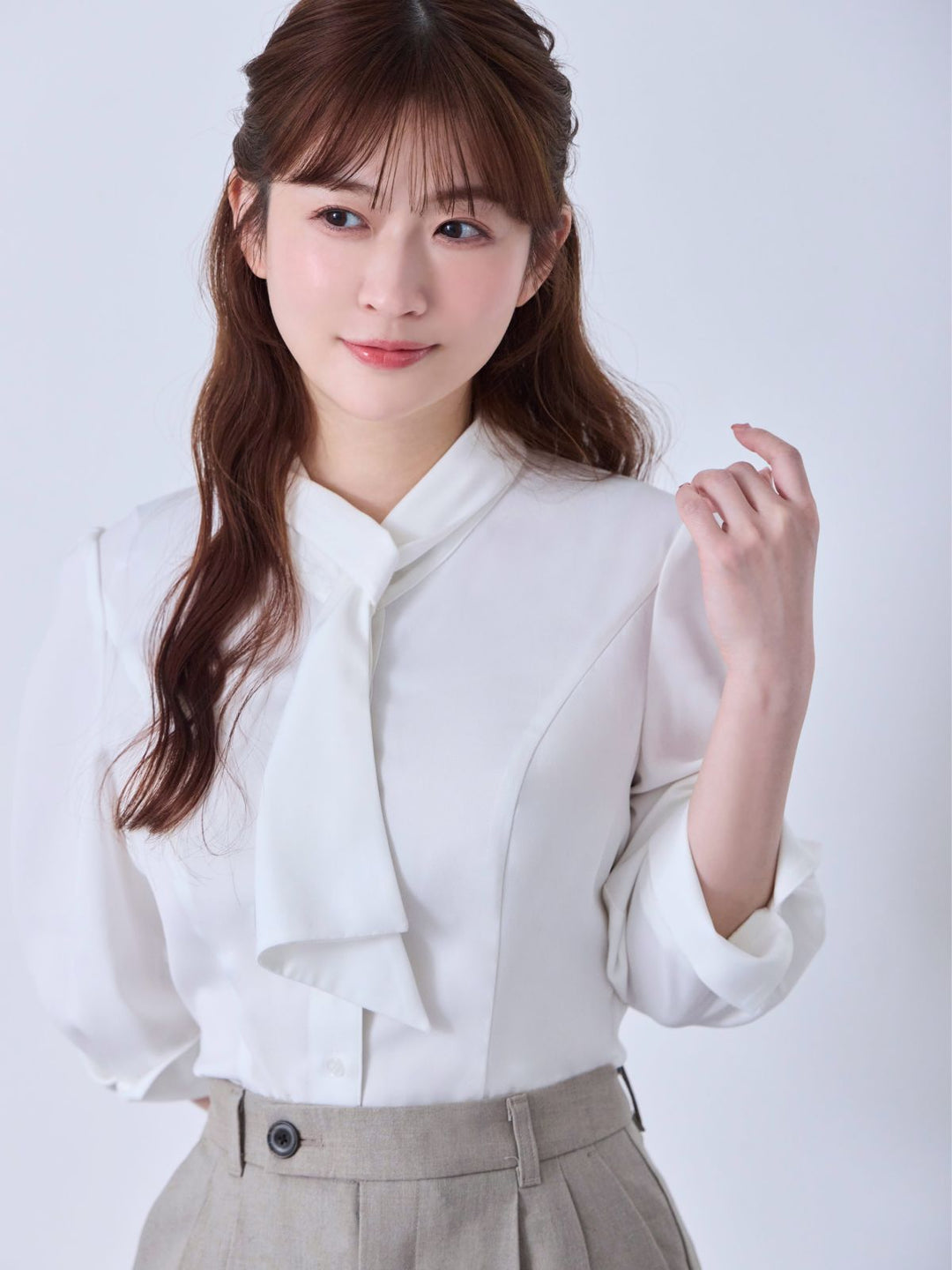 ループボウタイブラウス 25SS：ホワイト│胸が大きな女性のため