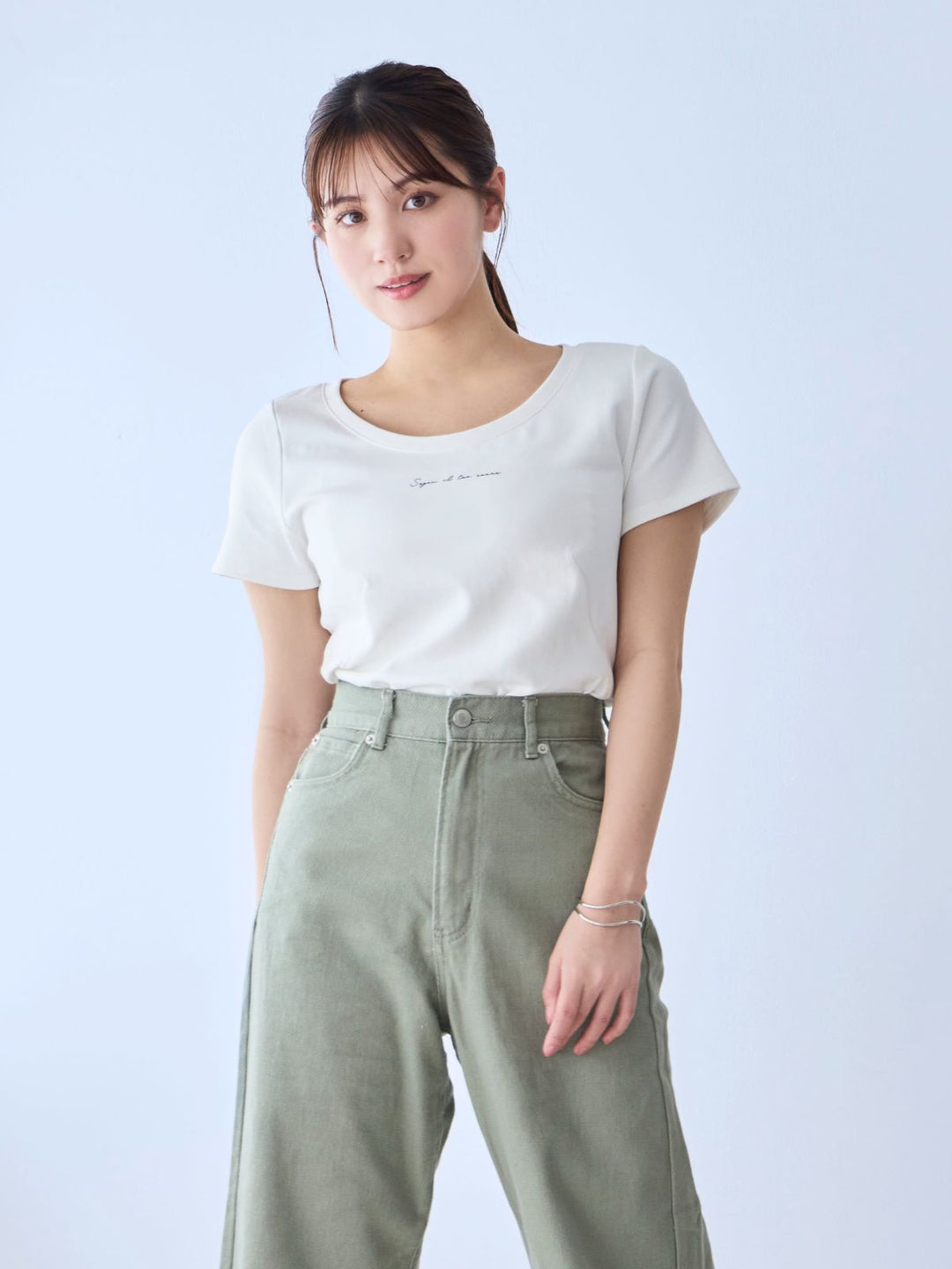 ベーシックラウンドネックTシャツ 25SS：ホワイトロゴ│胸が