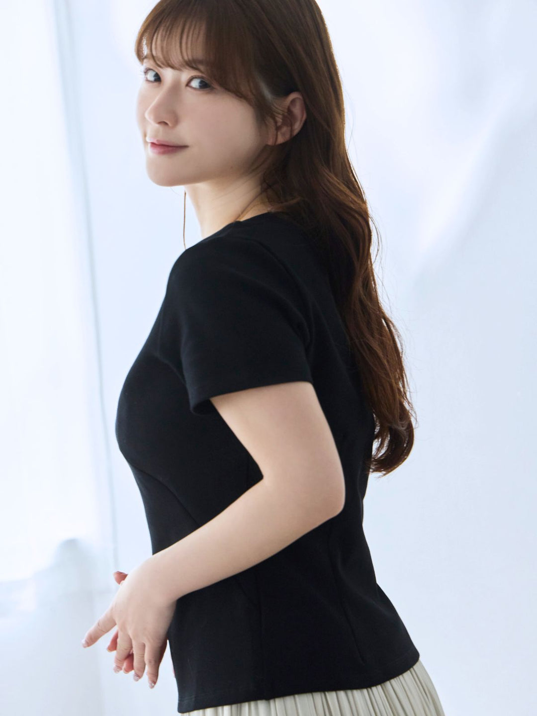 ベーシックラウンドネックTシャツ 25SS：ブラック│胸が大きな