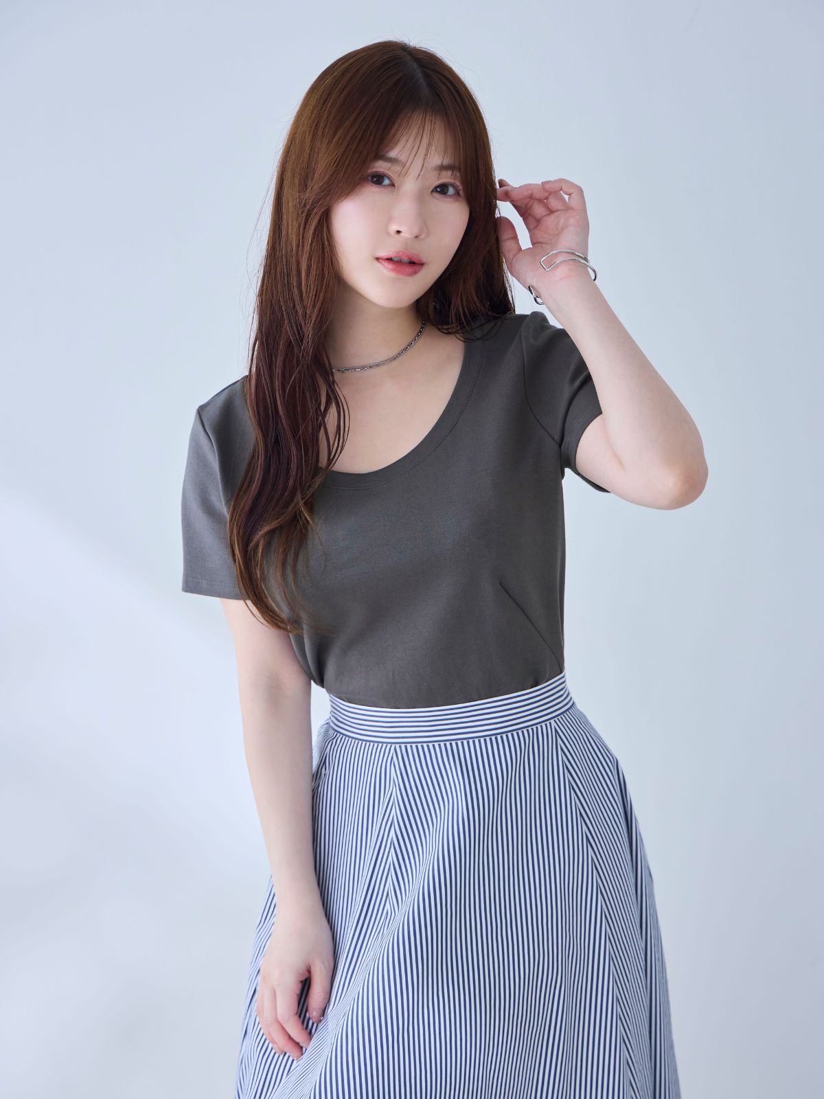 [6/19 22:00発売 期間限定 200円OFF]ベーシックラウンドネックＴシャツ 25SS：チャコール[102サイズ対応/入荷次第発送]
