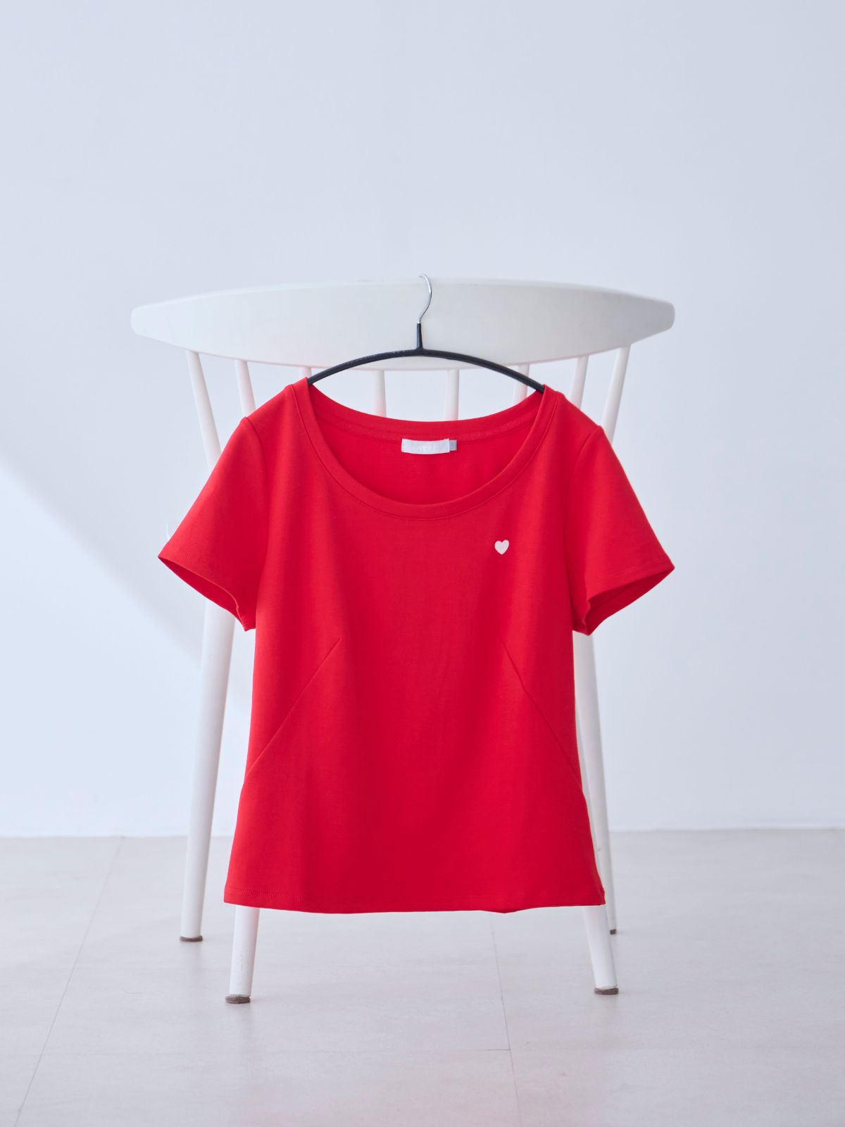 [6/5 22:00発売 期間限定 200円OFF]ベーシックラウンドネックＴシャツ 25SS：GLOW red [1着1000円を赤十字に寄付/102サイズ対応]