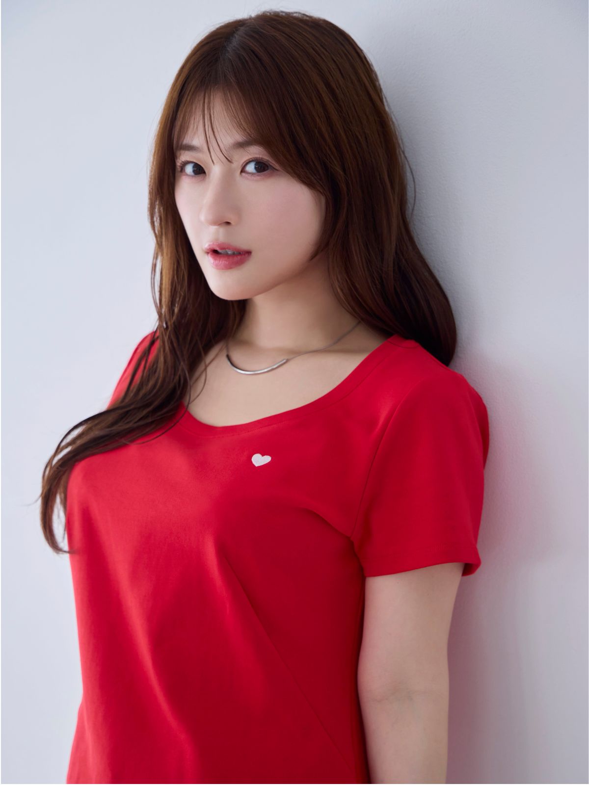 [6/5 22:00発売 期間限定 200円OFF]ベーシックラウンドネックＴシャツ 25SS：GLOW red [1着1000円を赤十字に寄付/102サイズ対応]