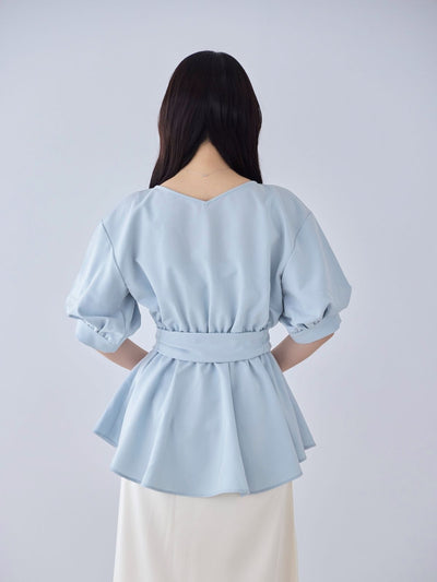[6/5 22:00発売]ウエストベルト付きカシュクールブラウス 25SS：ライトブルー[102サイズ対応]