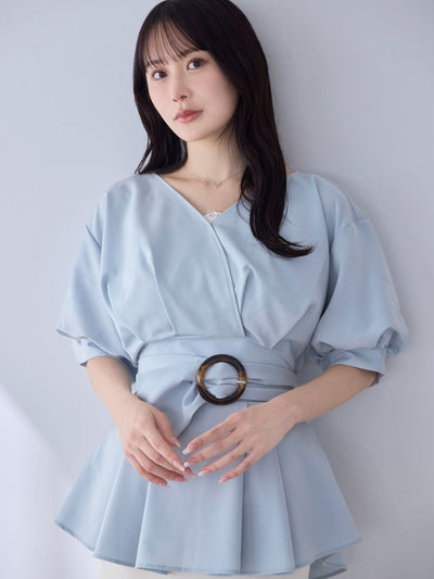 [6/5 22:00発売]ウエストベルト付きカシュクールブラウス 25SS：ライトブルー[102サイズ対応]