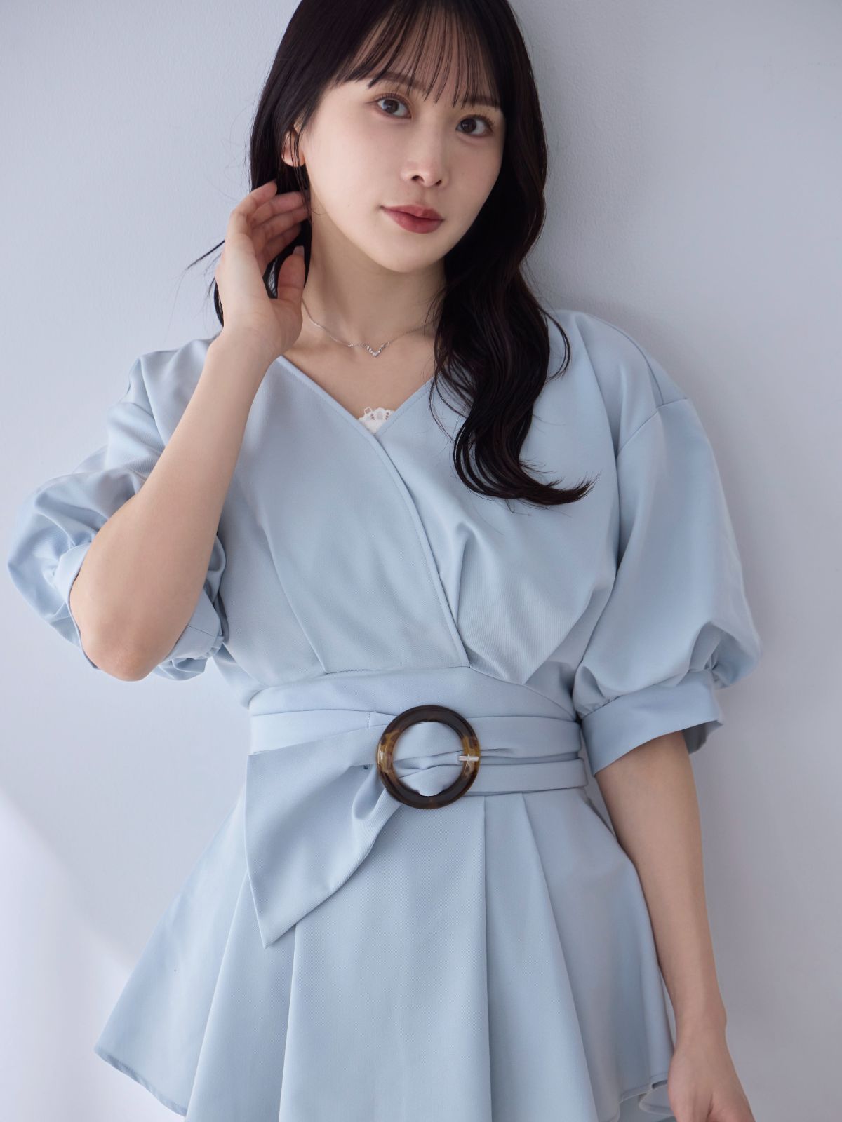 [6/5 22:00発売]ウエストベルト付きカシュクールブラウス 25SS：ライトブルー[102サイズ対応]