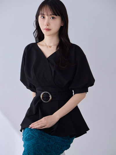 [6/5 22:00発売]ウエストベルト付きカシュクールブラウス 25SS：ブラック[102サイズ対応]