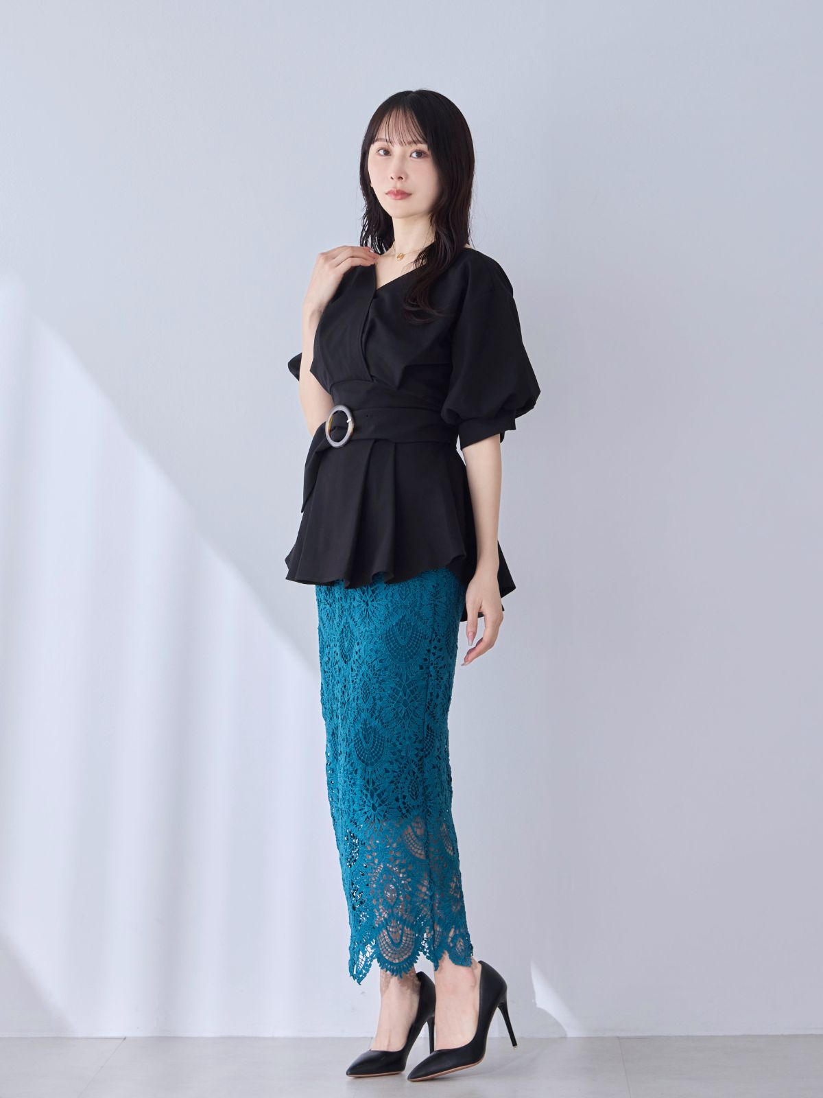 [6/5 22:00発売]ウエストベルト付きカシュクールブラウス 25SS：ブラック[102サイズ対応]