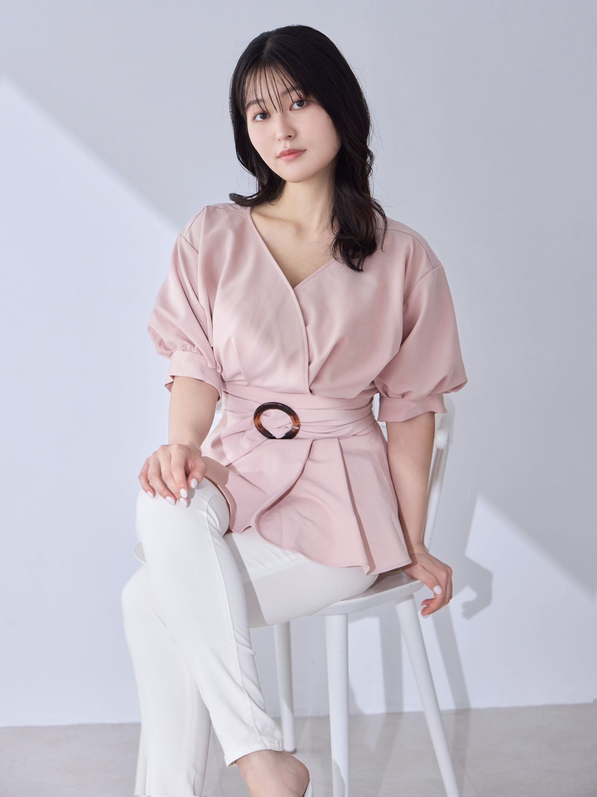 [6/5 22:00発売]ウエストベルト付きカシュクールブラウス 25SS：ライトピンク[102サイズ対応]