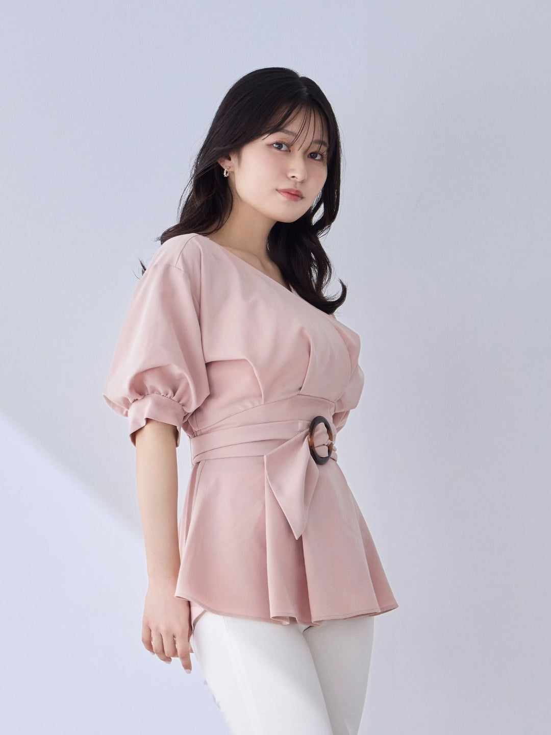 overE ウエストベルト付きカシュクールブラウス 90 ピンク ウエストベルト付きカシュクールブラウス 25SS：ライトピンク