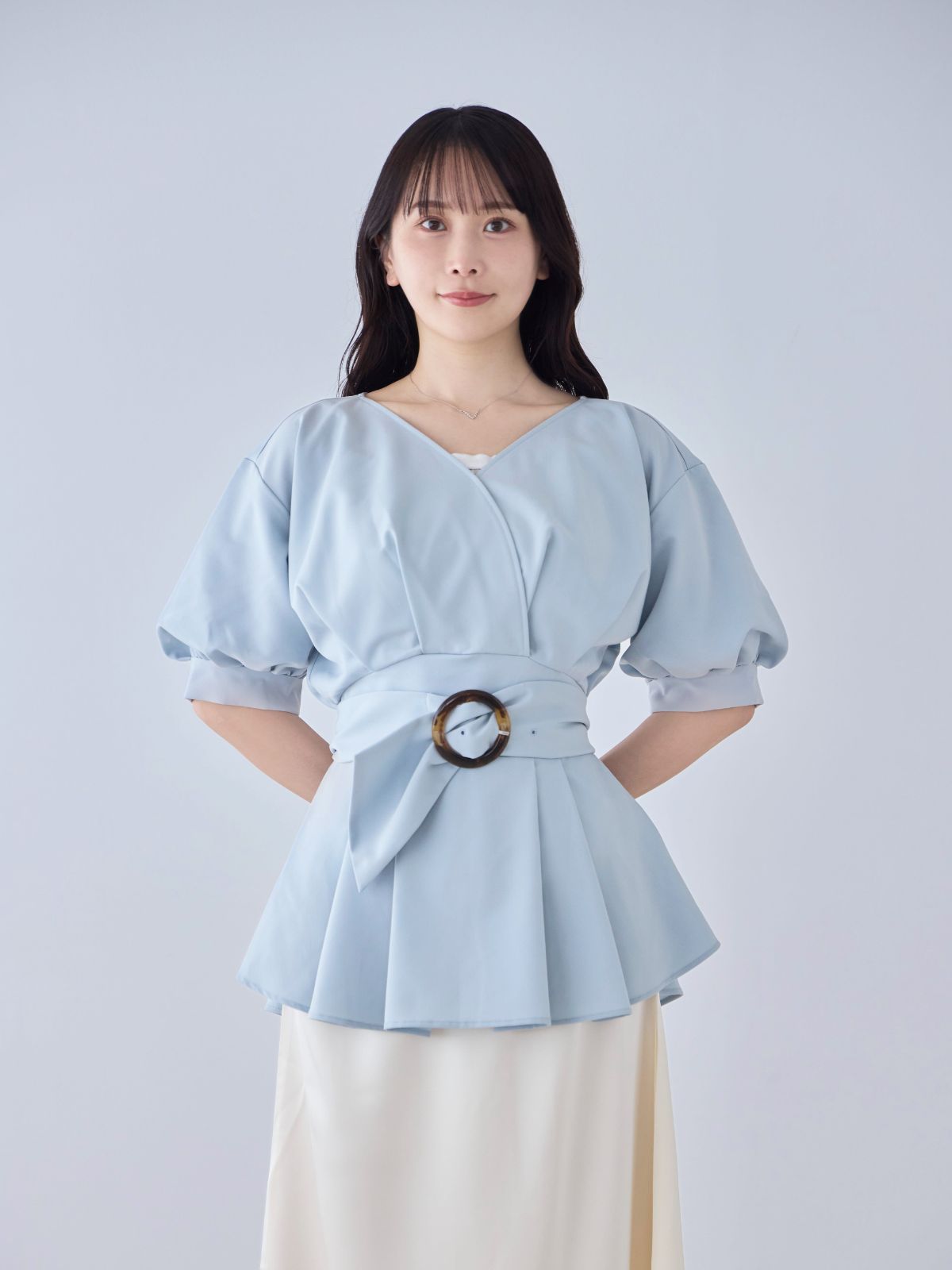 [6/5 22:00発売]ウエストベルト付きカシュクールブラウス 25SS：ライトブルー[102サイズ対応]