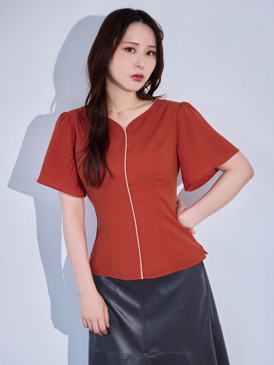 ハートネックパイピングブラウス：オレンジ│胸が大きな女性のための