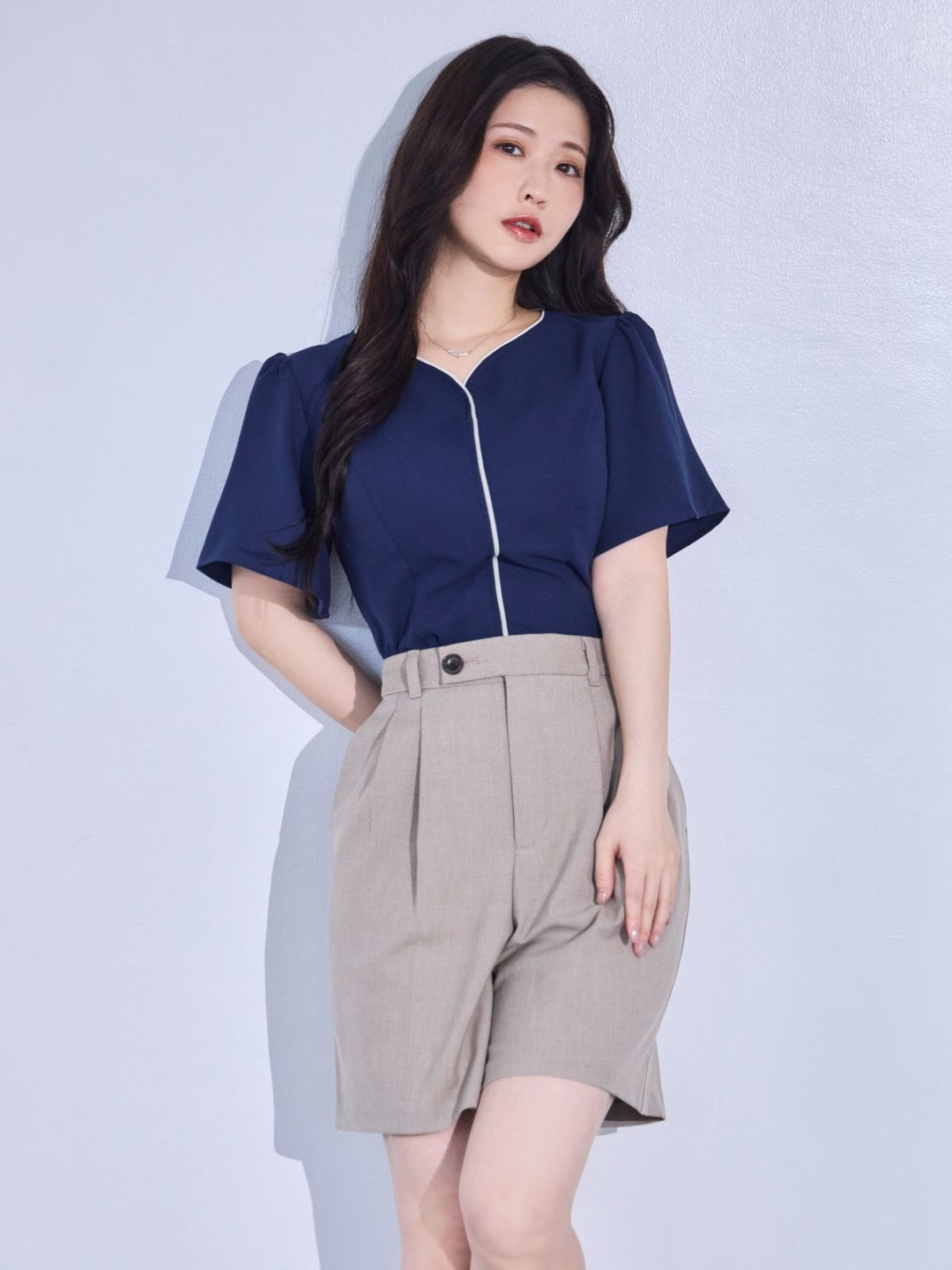 ハートネックパイピングブラウス：ネイビー│胸が大きな女性の