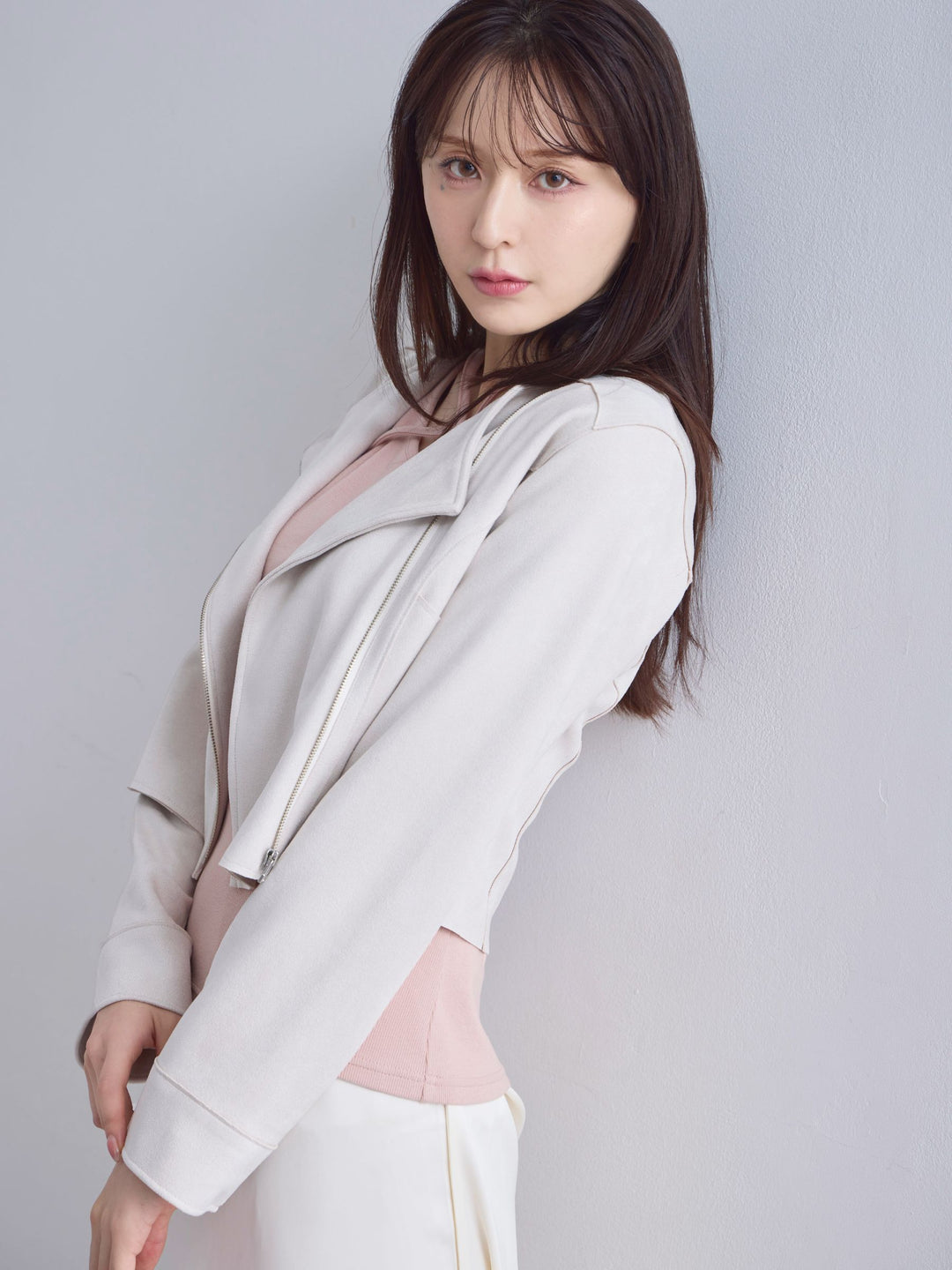 スエードライクライダースジャケット：オフホワイト│胸が大きな女性の