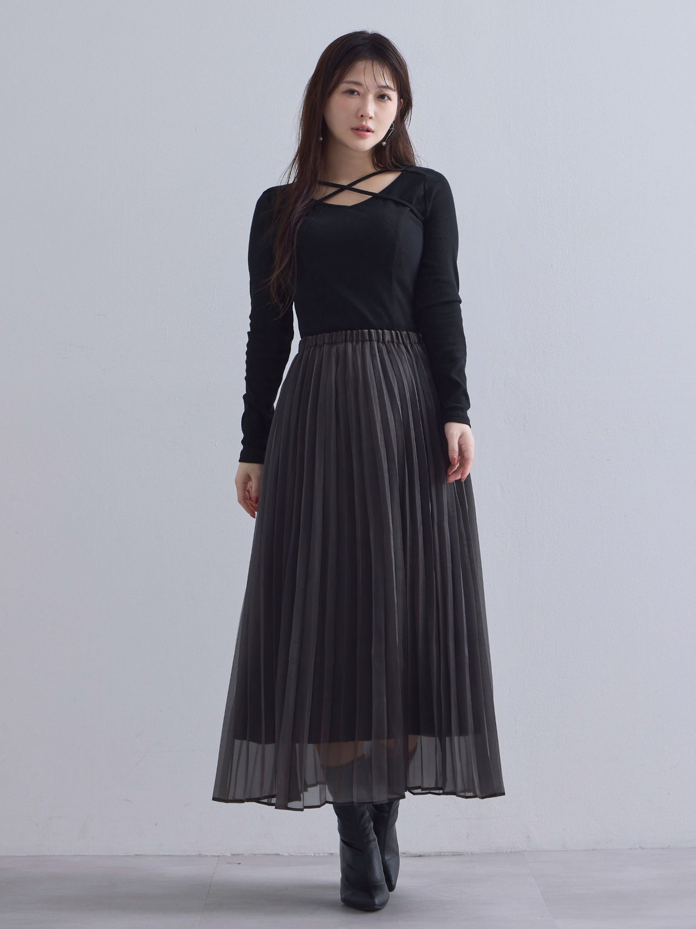 [10/16 22:00発売 期間限定 300円OFF]Vネックストラップカットソー：ブラック[102サイズ対応]