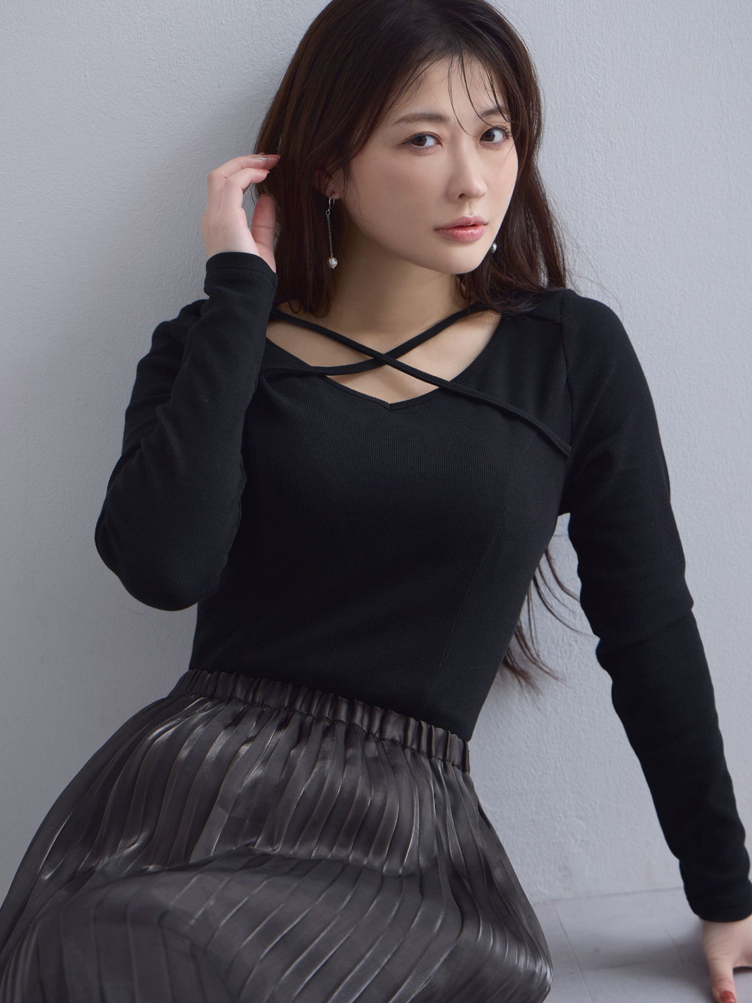 Vネックストラップカットソー：ブラック│胸が大きな女性のための