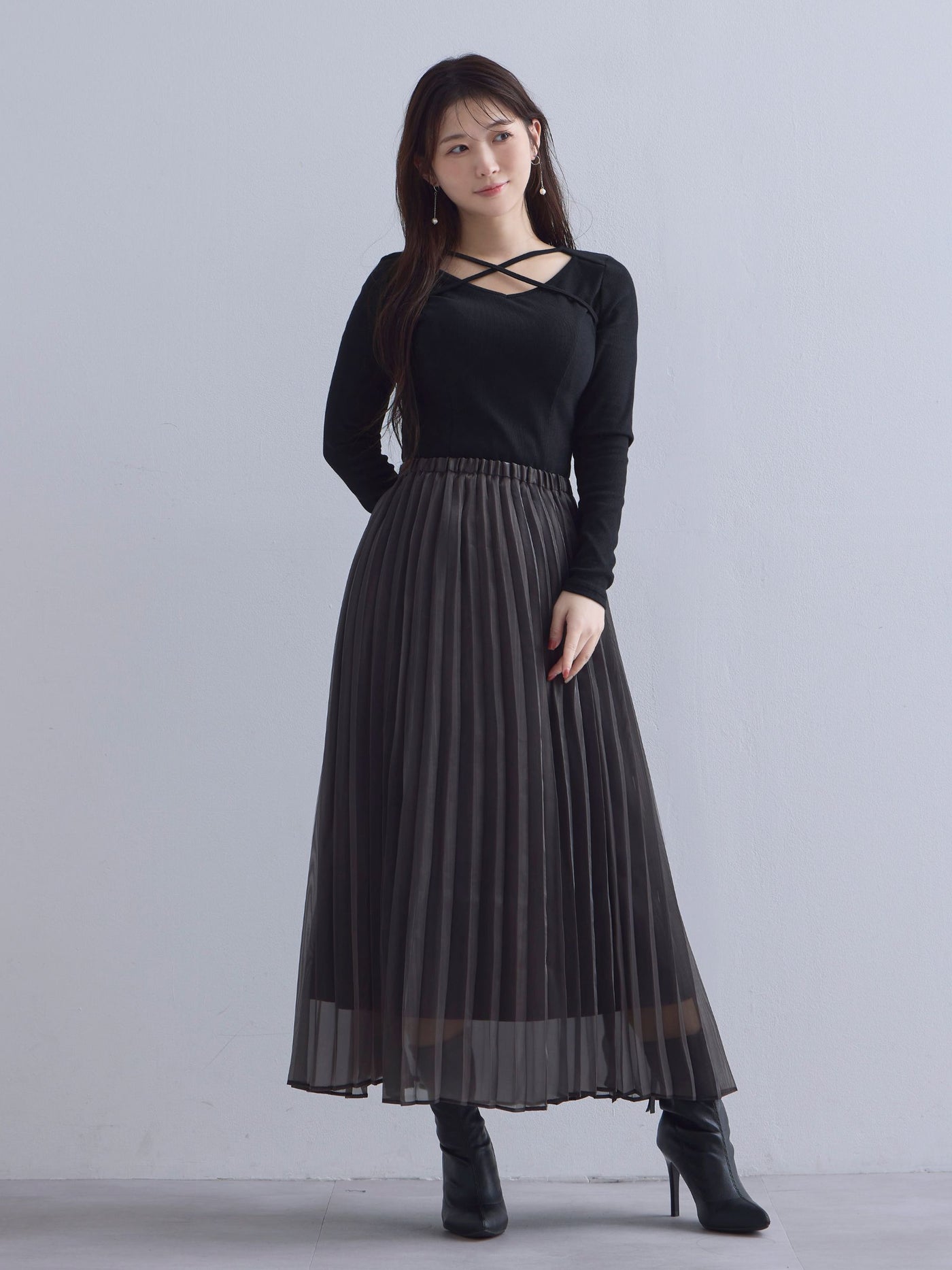 [10/16 22:00発売 期間限定 300円OFF]Vネックストラップカットソー：ブラック[102サイズ対応]