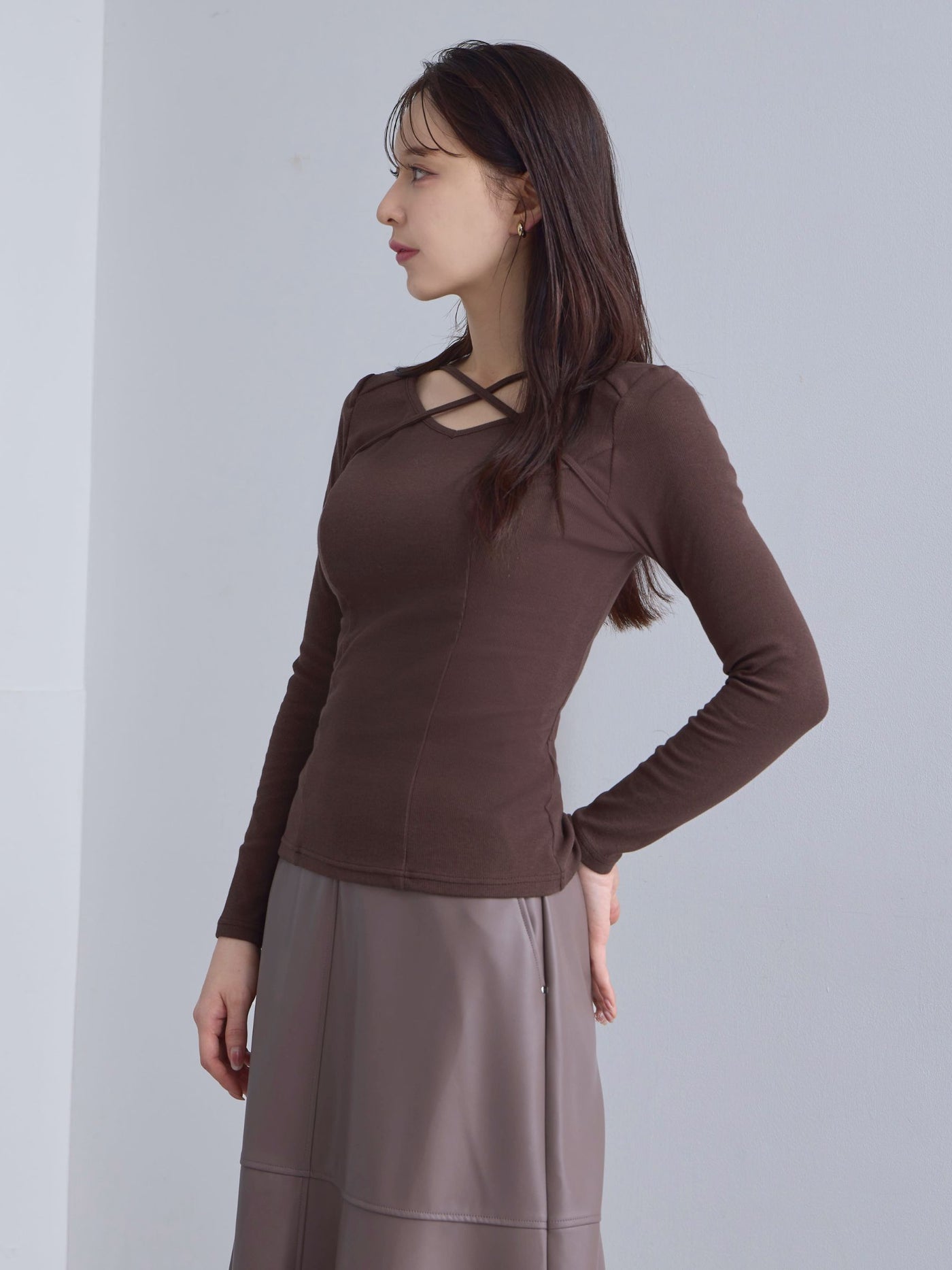 [10/16 22:00発売 期間限定 300円OFF]Vネックストラップカットソー：チョコレート[102サイズ対応]