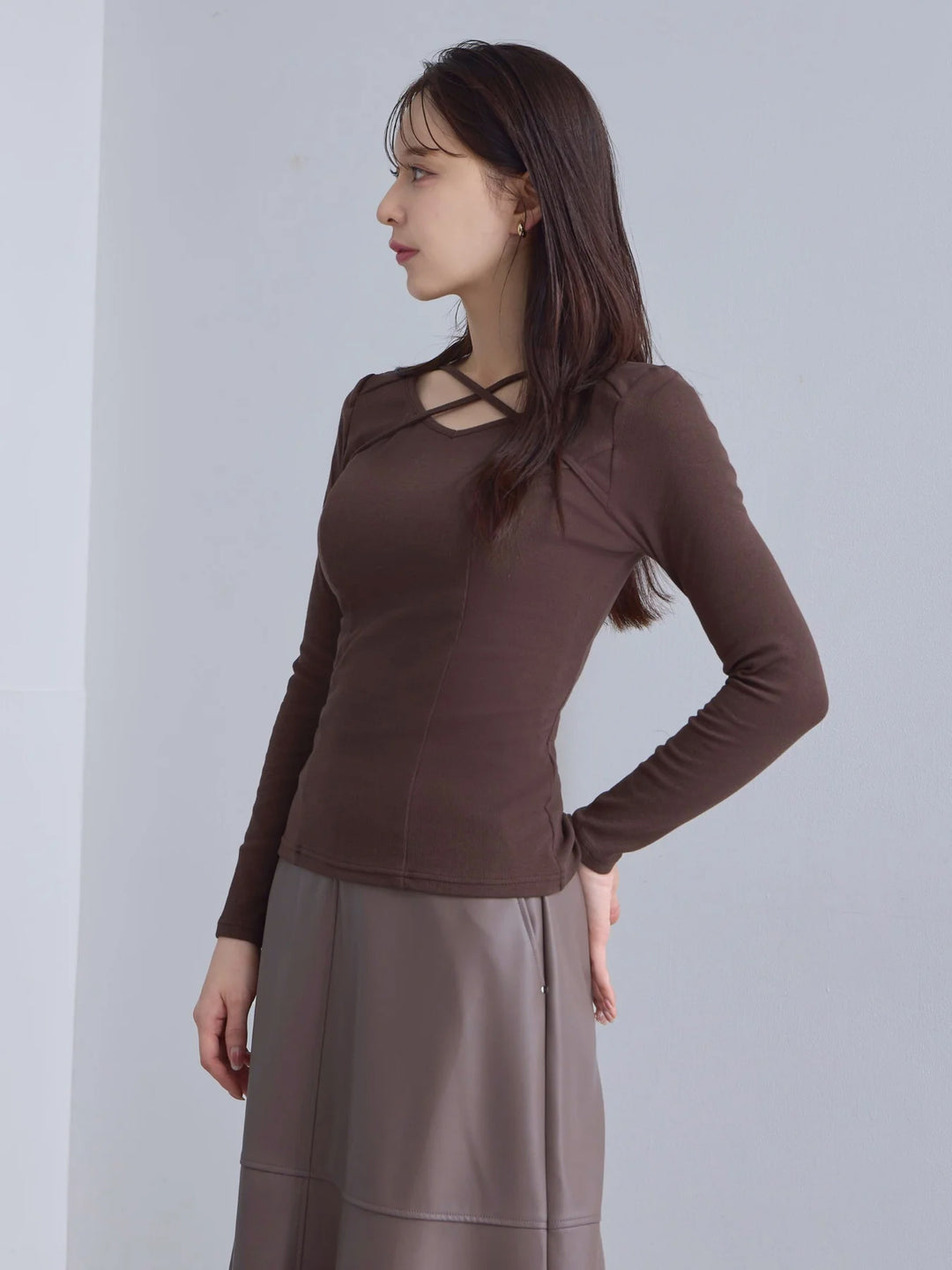 新品未使用✩完売✩overE Vネックストラップカットソー 102ボルドー Vネックストラップカットソー：チョコレート│胸が大きな女性のための