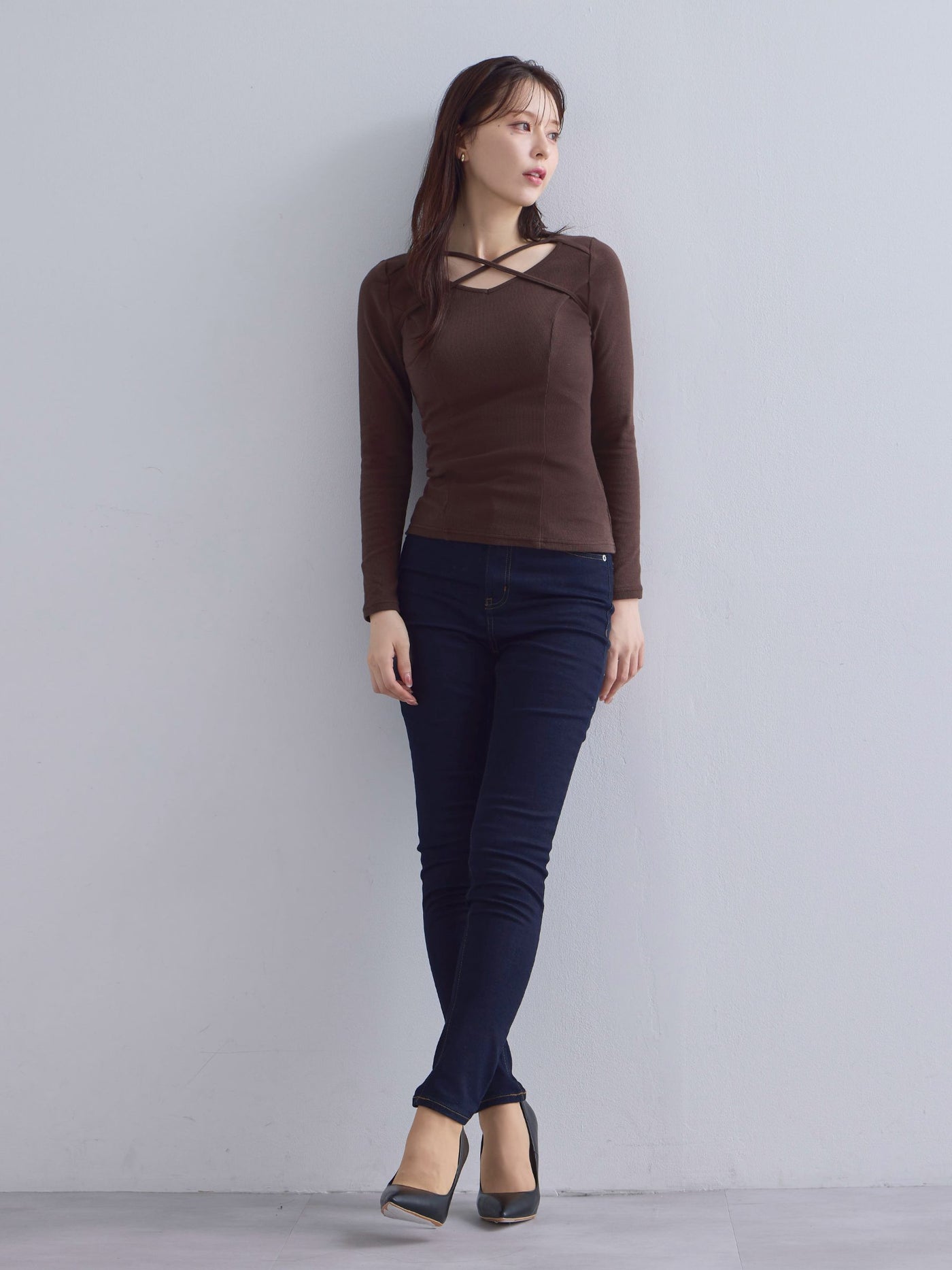 [10/16 22:00発売 期間限定 300円OFF]Vネックストラップカットソー：チョコレート[102サイズ対応]