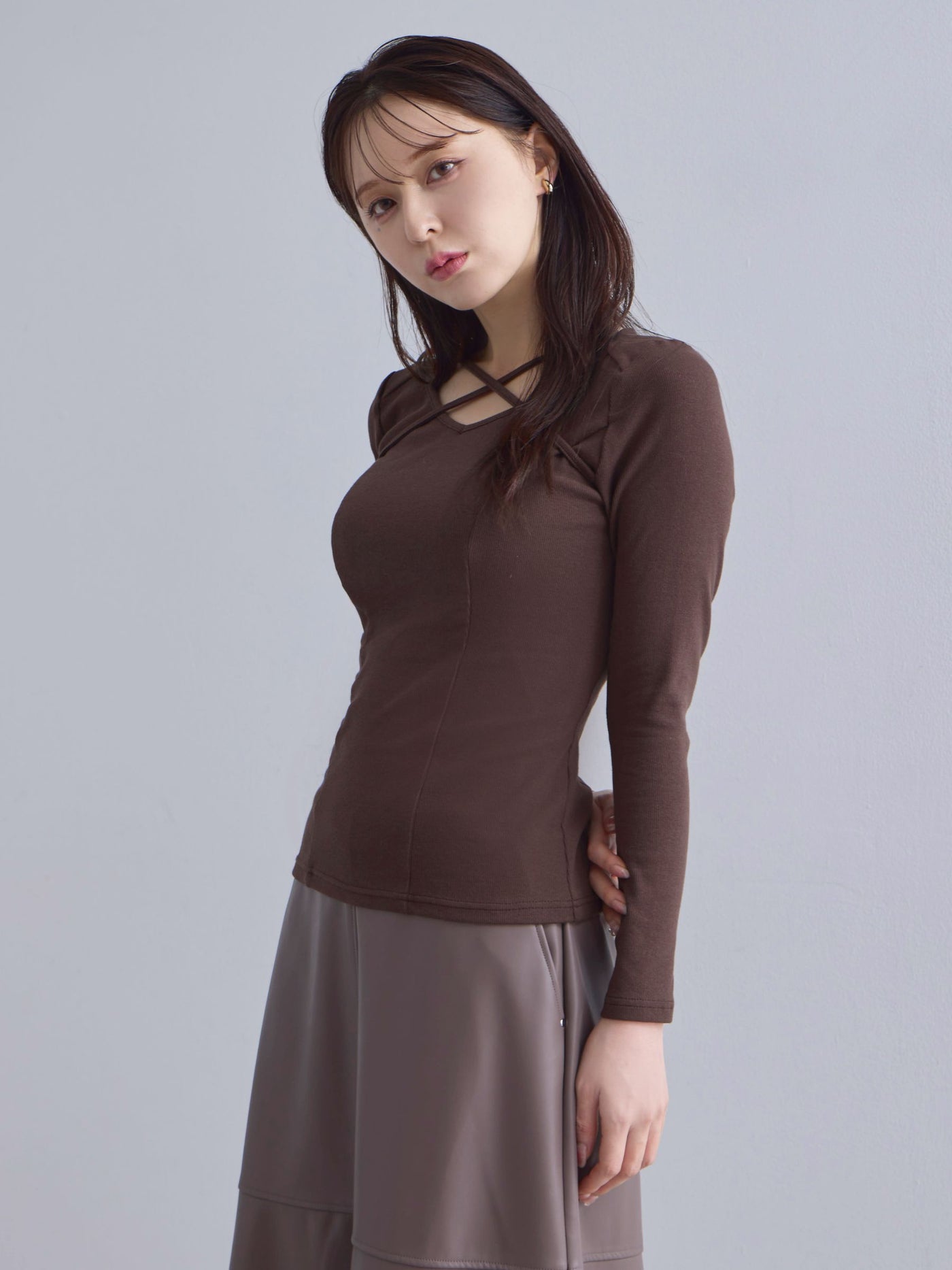 [10/16 22:00発売 期間限定 300円OFF]Vネックストラップカットソー：チョコレート[102サイズ対応]