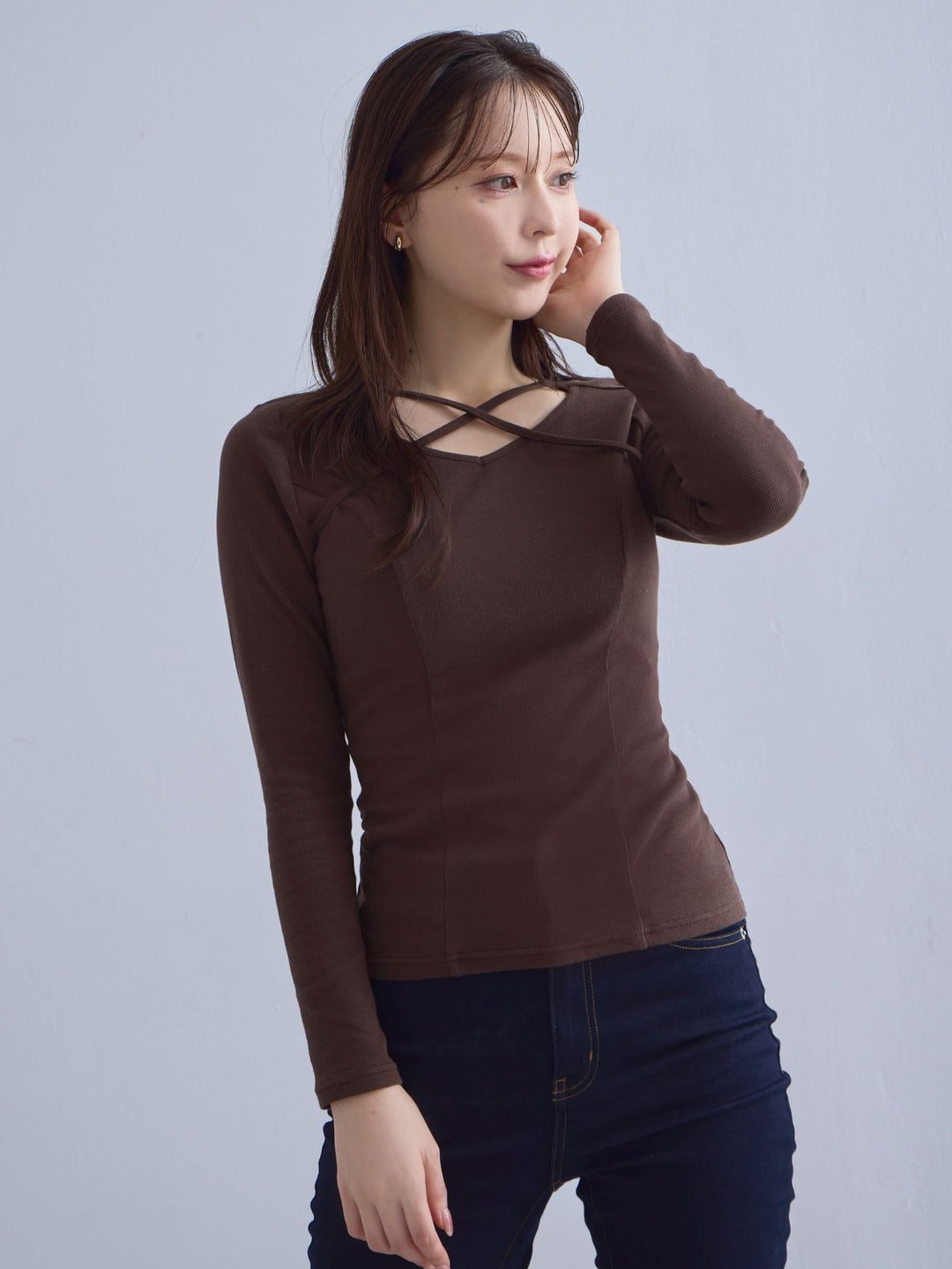 Vネックストラップカットソー：チョコレート│胸が大きな女性のための