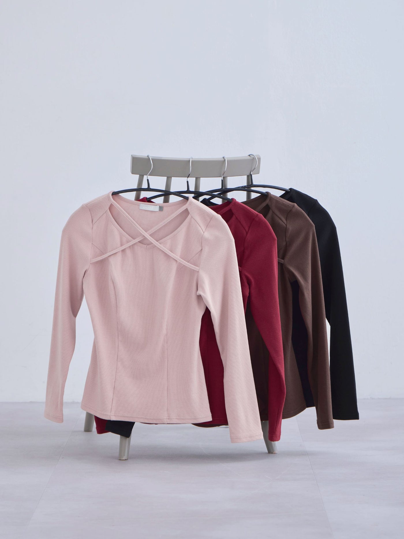 [10/16 22:00発売 期間限定 300円OFF]Vネックストラップカットソー：ブラック[102サイズ対応]