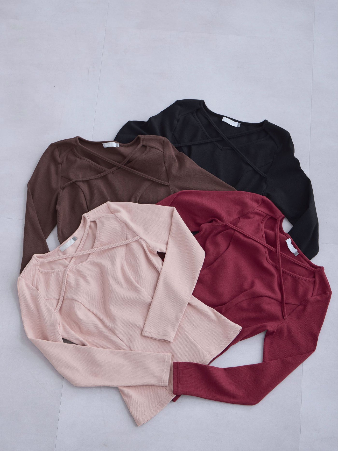 [10/16 22:00発売 期間限定 300円OFF]Vネックストラップカットソー：ブラック[102サイズ対応]