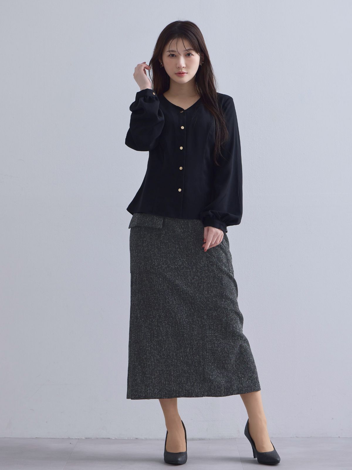 [10/23 22:00発売 期間限定 300円OFF] Vネック前開きブラウス 25AW：ブラック[102サイズ対応/入荷次第発送]