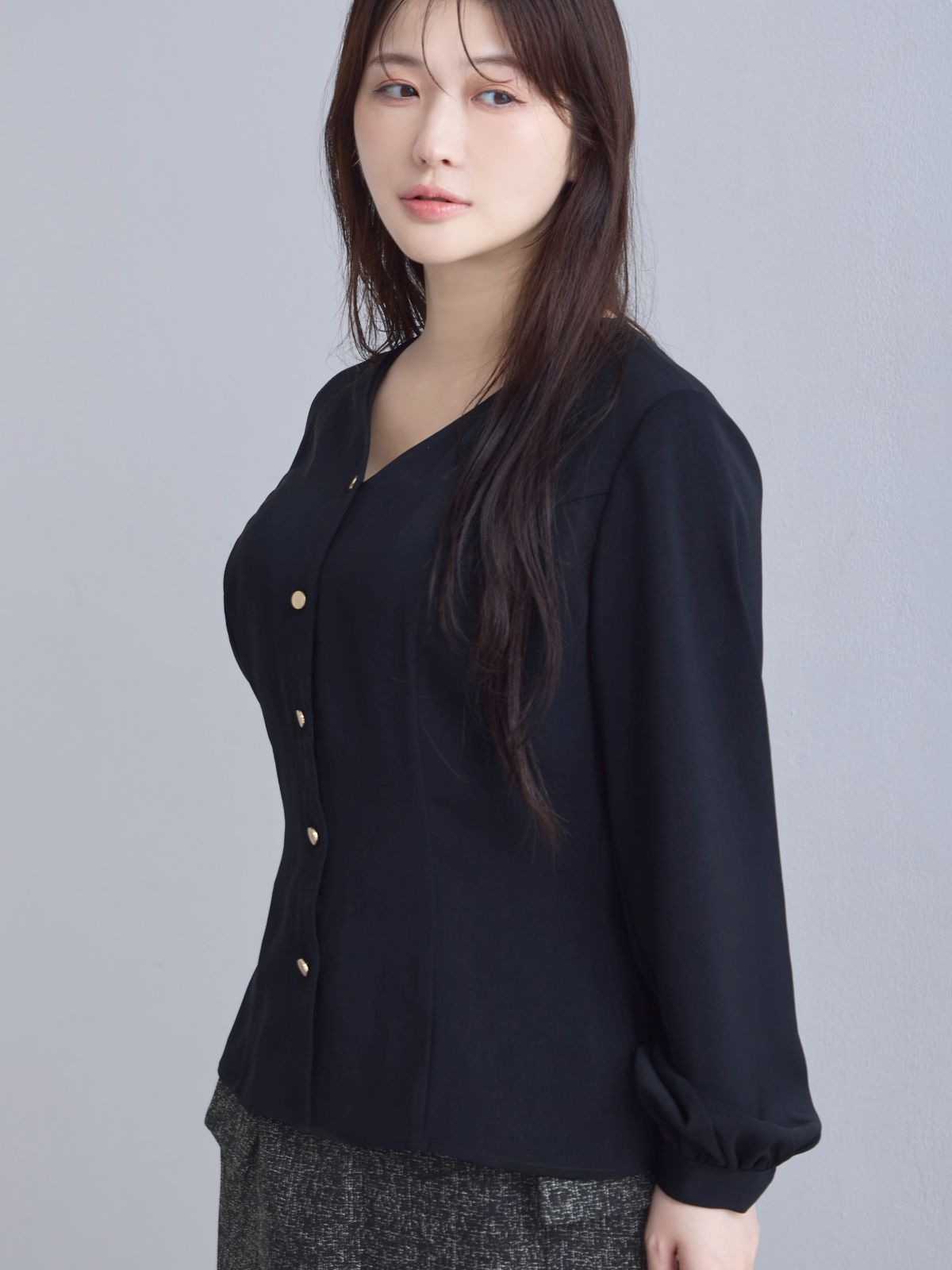 [10/23 22:00発売 期間限定 300円OFF] Vネック前開きブラウス 25AW：ブラック[102サイズ対応/入荷次第発送]