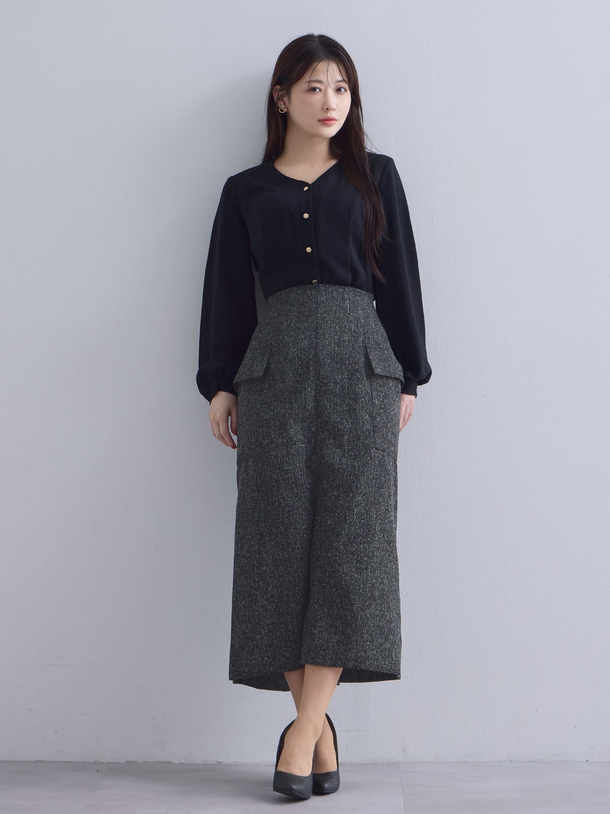 [10/23 22:00発売 期間限定 300円OFF] Vネック前開きブラウス 25AW：ブラック[102サイズ対応/入荷次第発送]