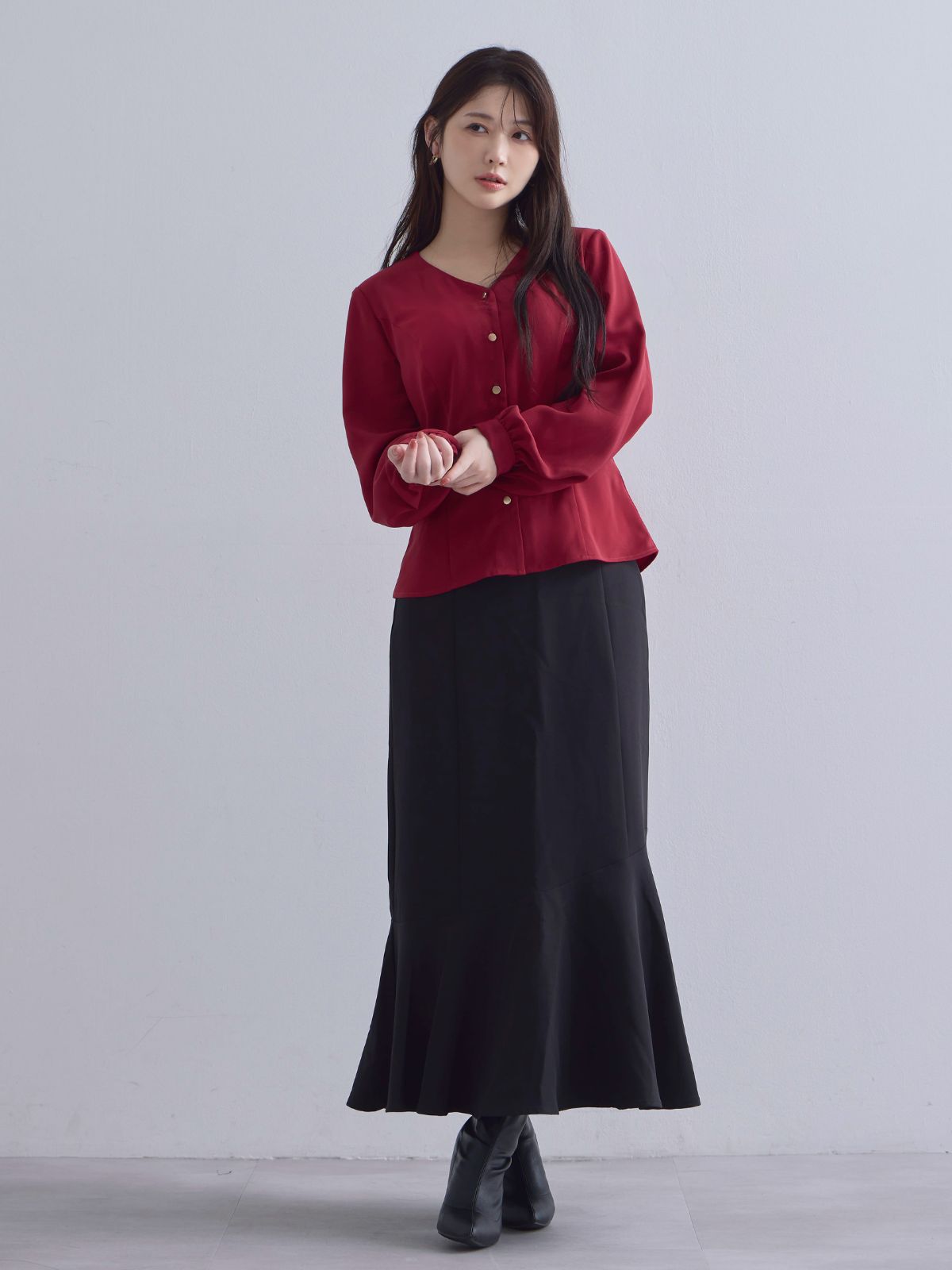 [10/23 22:00発売 期間限定 300円OFF] Vネック前開きブラウス 25AW：ルージュ[102サイズ対応/入荷次第発送]