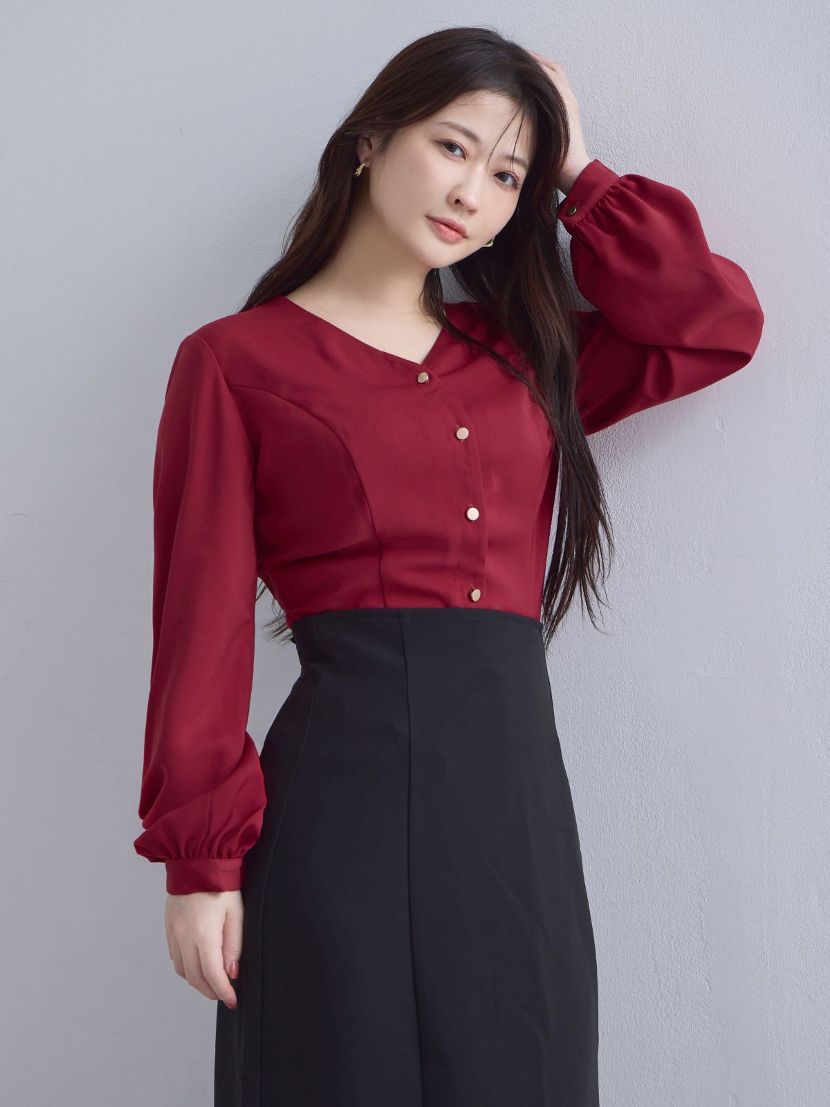 [10/23 22:00発売 期間限定 300円OFF] Vネック前開きブラウス 25AW：ルージュ[102サイズ対応/入荷次第発送]