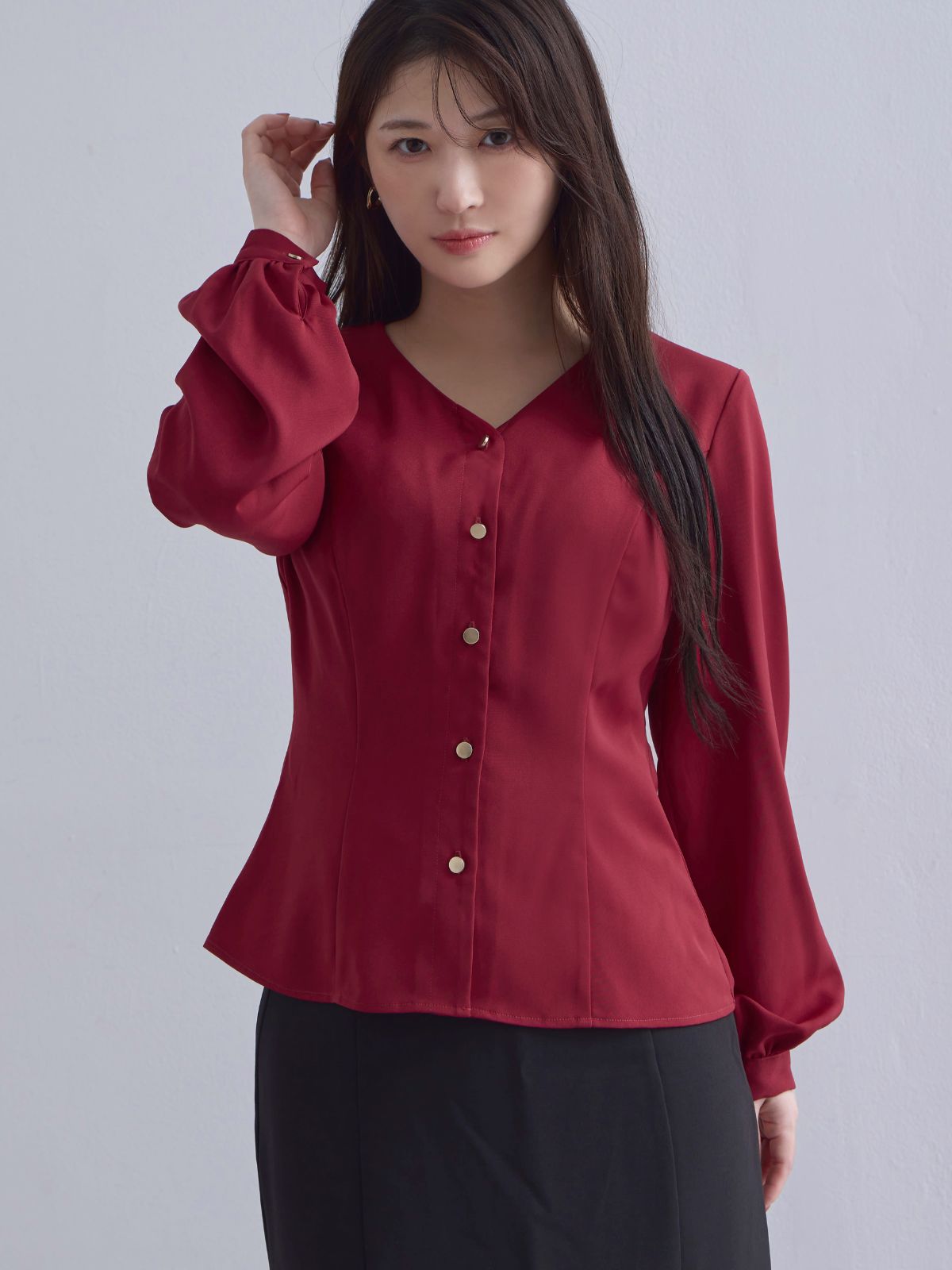 [10/23 22:00発売 期間限定 300円OFF] Vネック前開きブラウス 25AW：ルージュ[102サイズ対応/入荷次第発送]