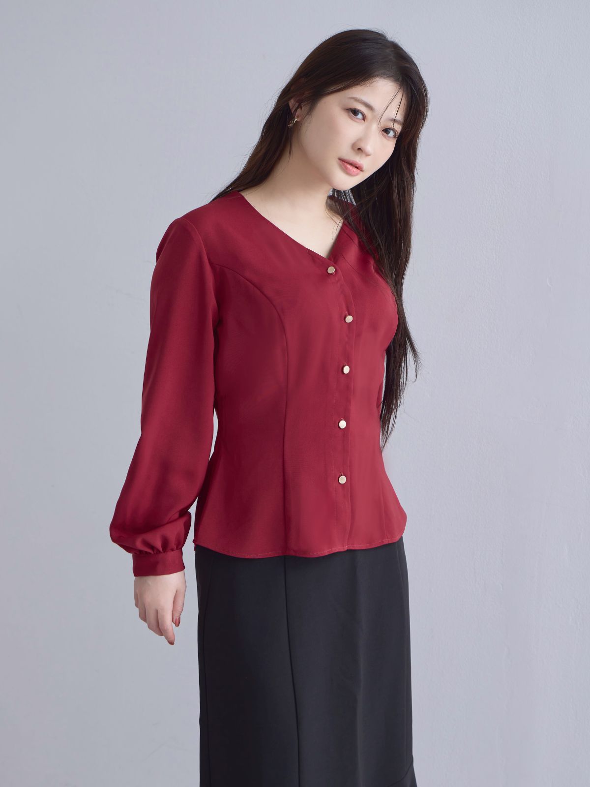 [10/23 22:00発売 期間限定 300円OFF] Vネック前開きブラウス 25AW：ルージュ[102サイズ対応/入荷次第発送]
